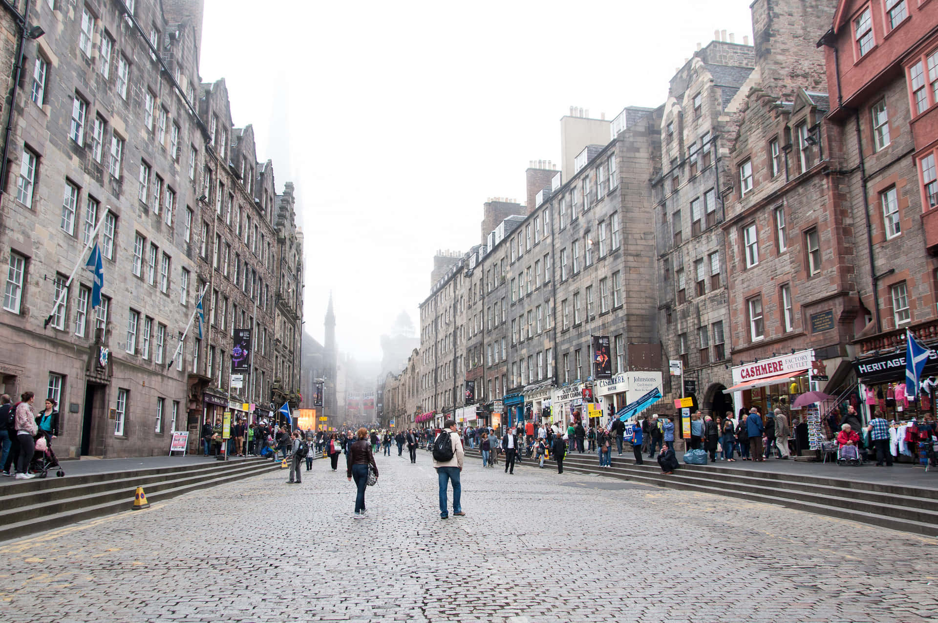 Drukke Straat Scène Op De Royal Mile In Edinburgh Achtergrond