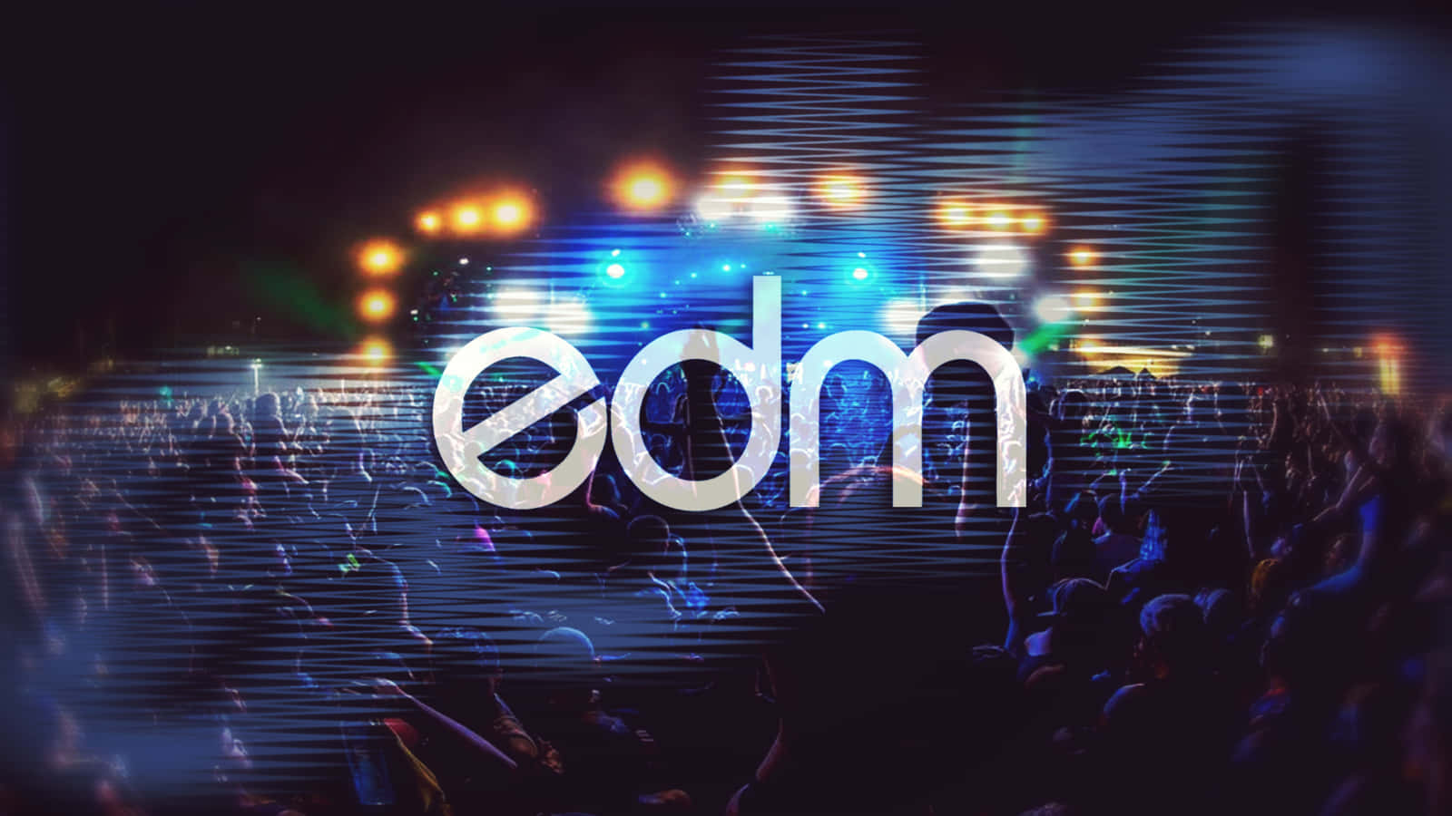 Et EDM-logo med en menneskemængde på et koncert. Wallpaper