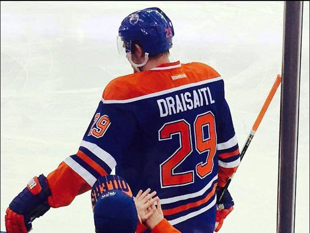 Camisetade Leon Draisaitl De Los Edmonton Oilers, Número 29. Fondo de pantalla