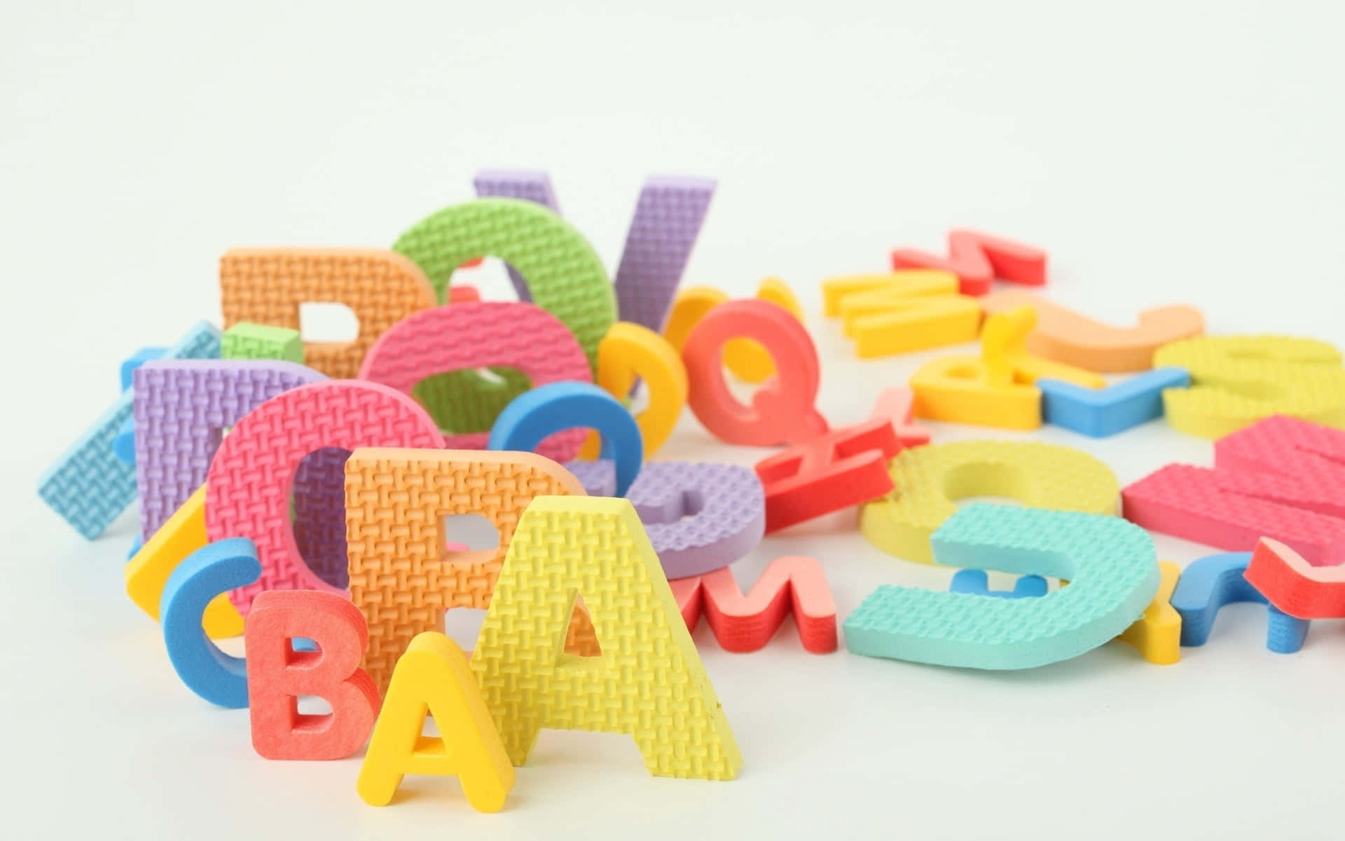Много игр букв. Игрушки для детей. Разноцветные буквы. Детские буквы. Фон детские игрушки.