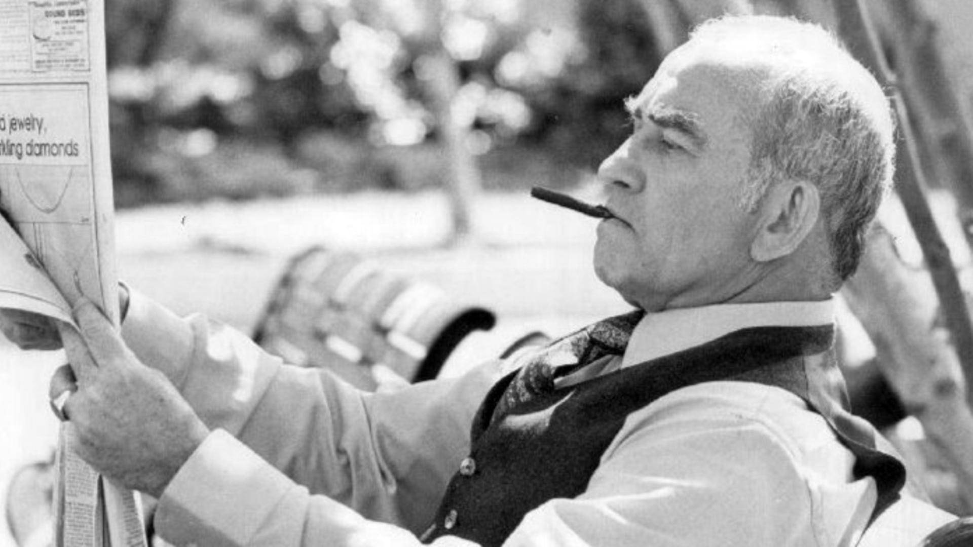 Edwardasner Svart Och Vit Rökning (for A Computer Or Mobile Wallpaper With An Image Of Edward Asner Smoking In Black And White) Wallpaper