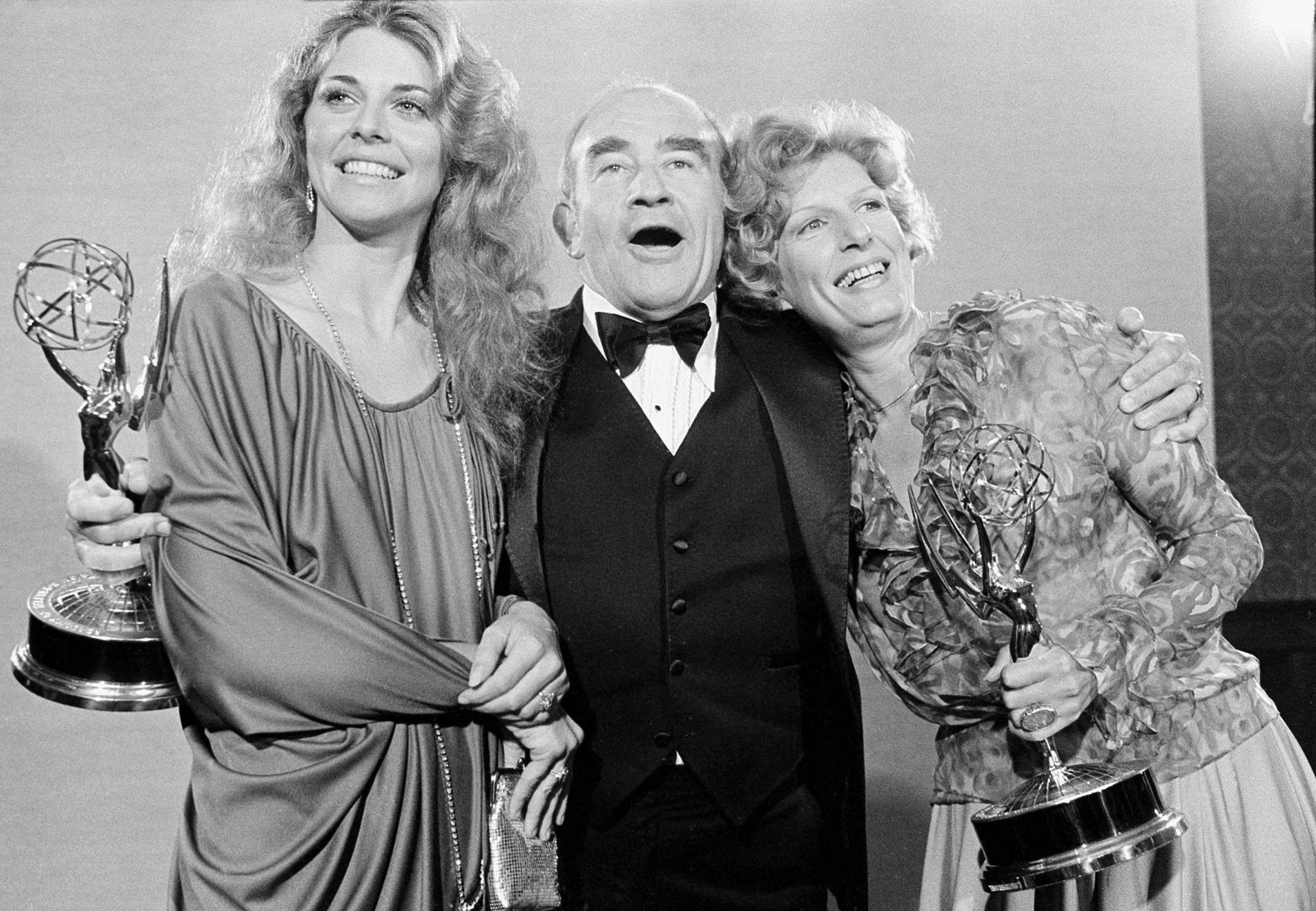 Edward Asner Black And White With Actresses Wallpaper