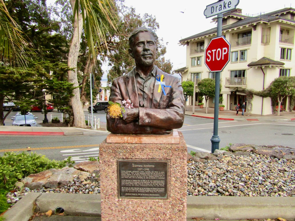 Estatuade Edward Ricketts En Cannery Row Fondo de pantalla