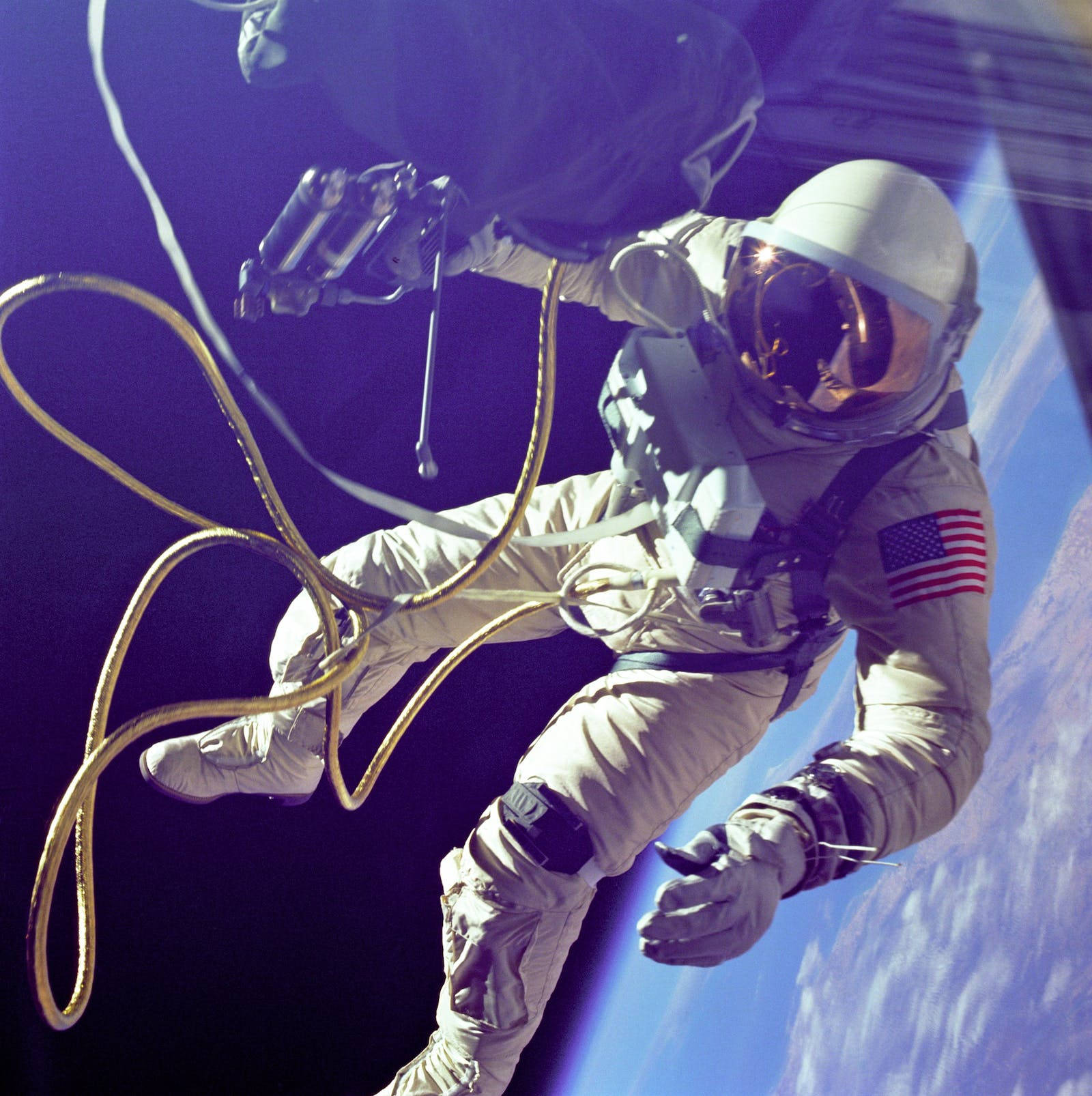 Edward White, en astronaut i rommet, vises på en bakgrunn. Wallpaper