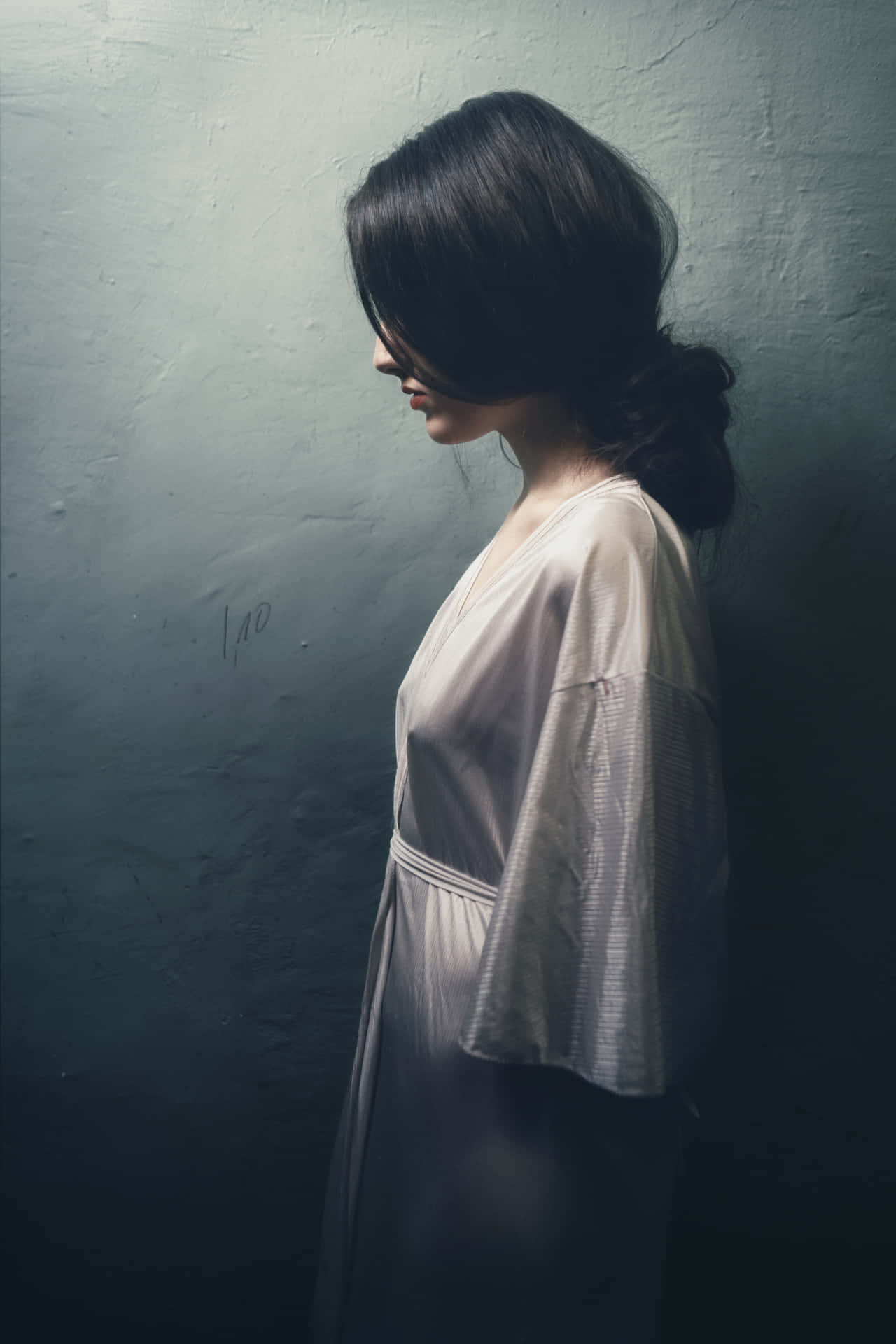 Eerie Woman In White Profile Wallpaper