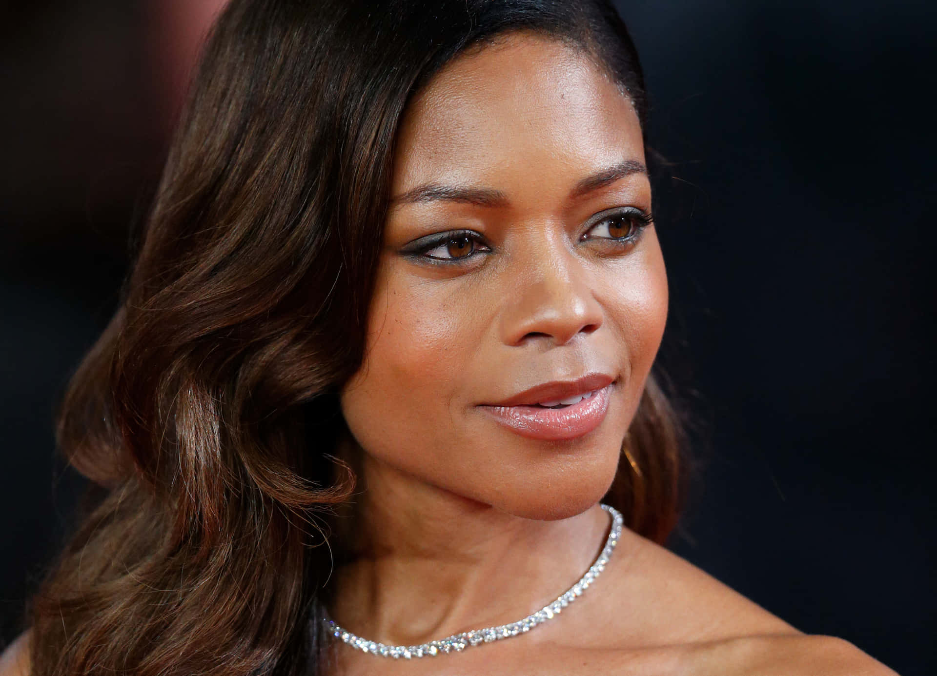 Sprankelende Naomie Harris Elegantly Poserend Achtergrond