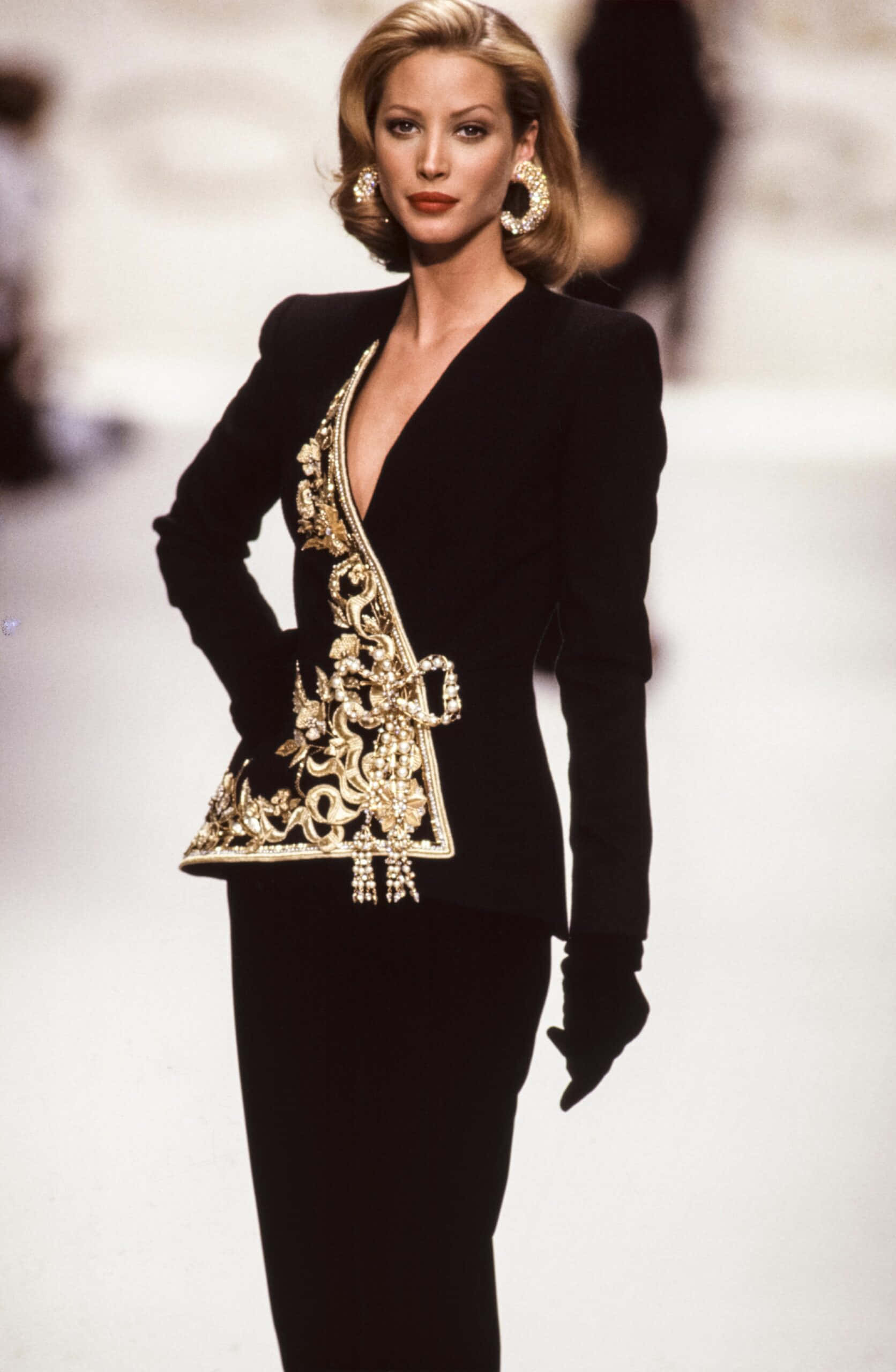 Effortless Elegance: Christy Turlington In Classic Black And White Wallpaper