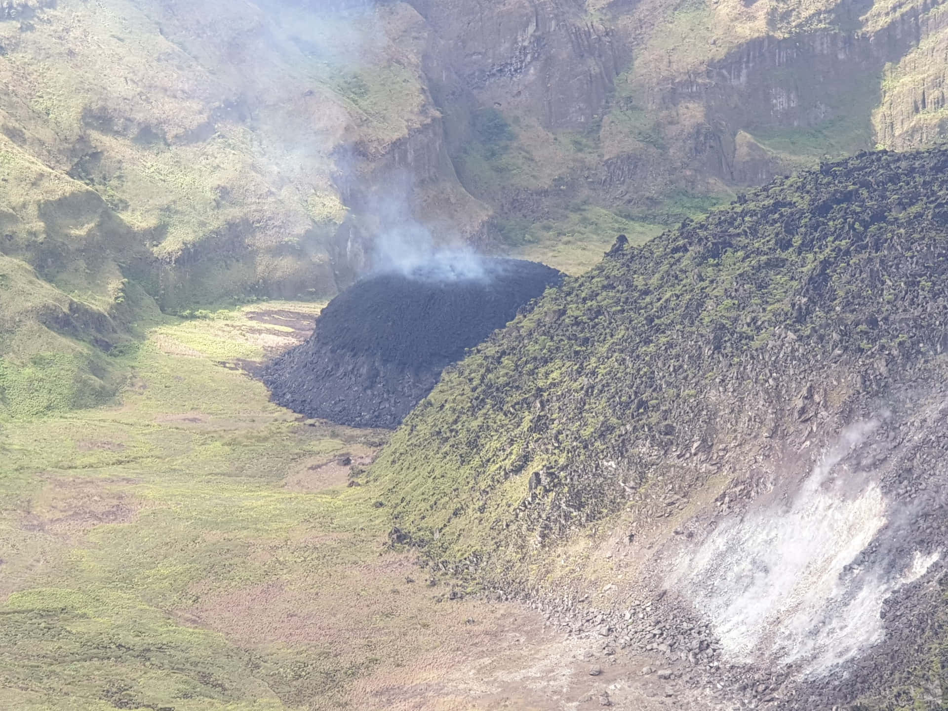 Effusive Eruption At La Soufrière Volcano Wallpaper