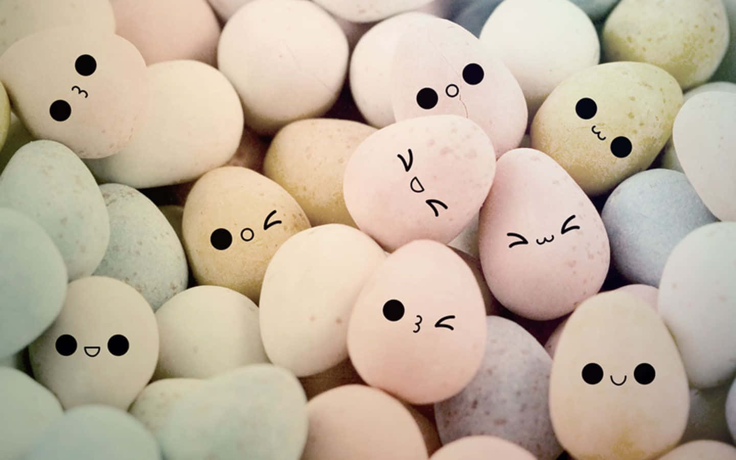 Einegruppe Von Niedlichen Eiern Mit Gesichtern Auf Ihnen