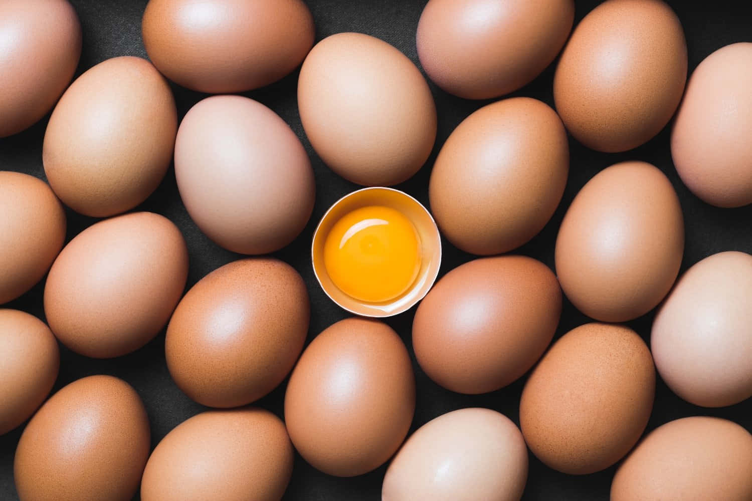 Einegruppe Brauner Eier Mit Einem Orangefarbenen Ei In Der Mitte