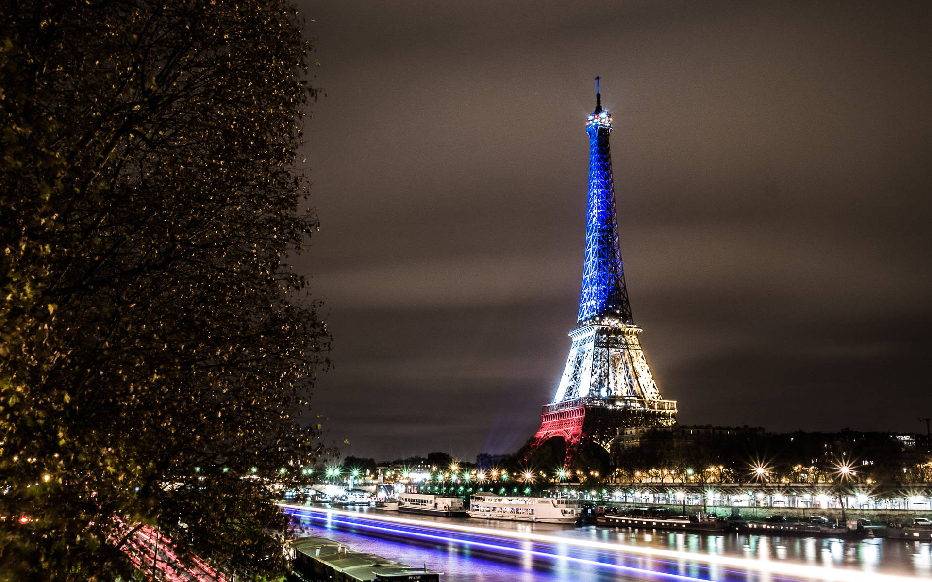 Luzesda Torre Eiffel E Bandeira Da França. Papel de Parede