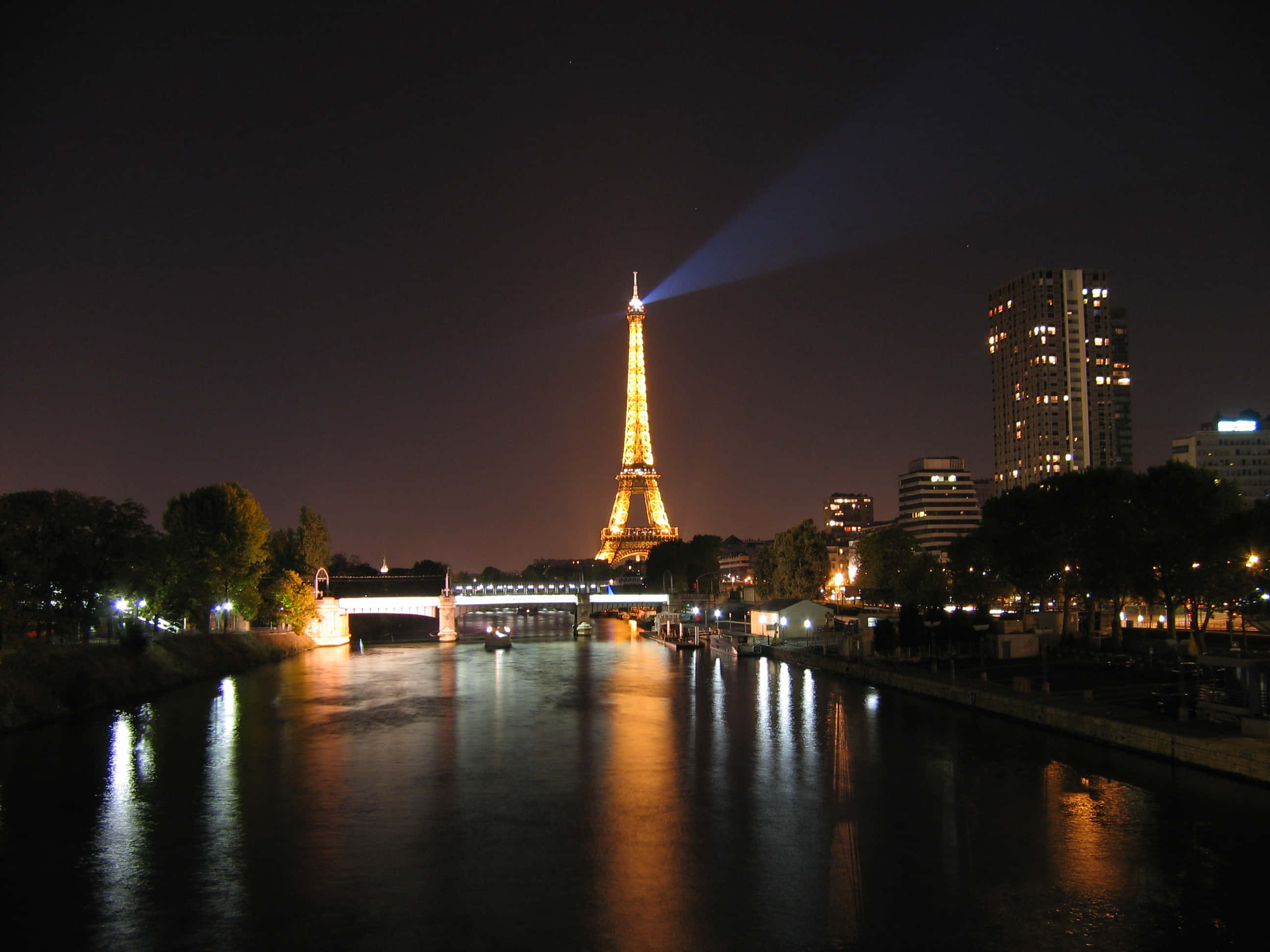 Bildpå Utsikten Över Paris, Frankrike, Med Eiffeltornet Upplyst På Natten.