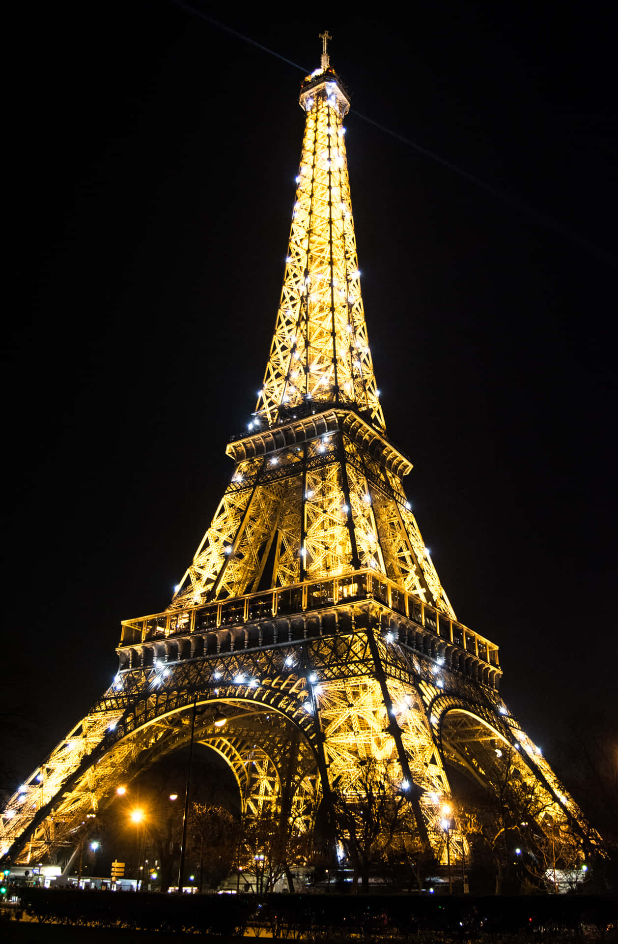 Immaginedella Torre Eiffel Di Notte, Colore Oro Brillante.