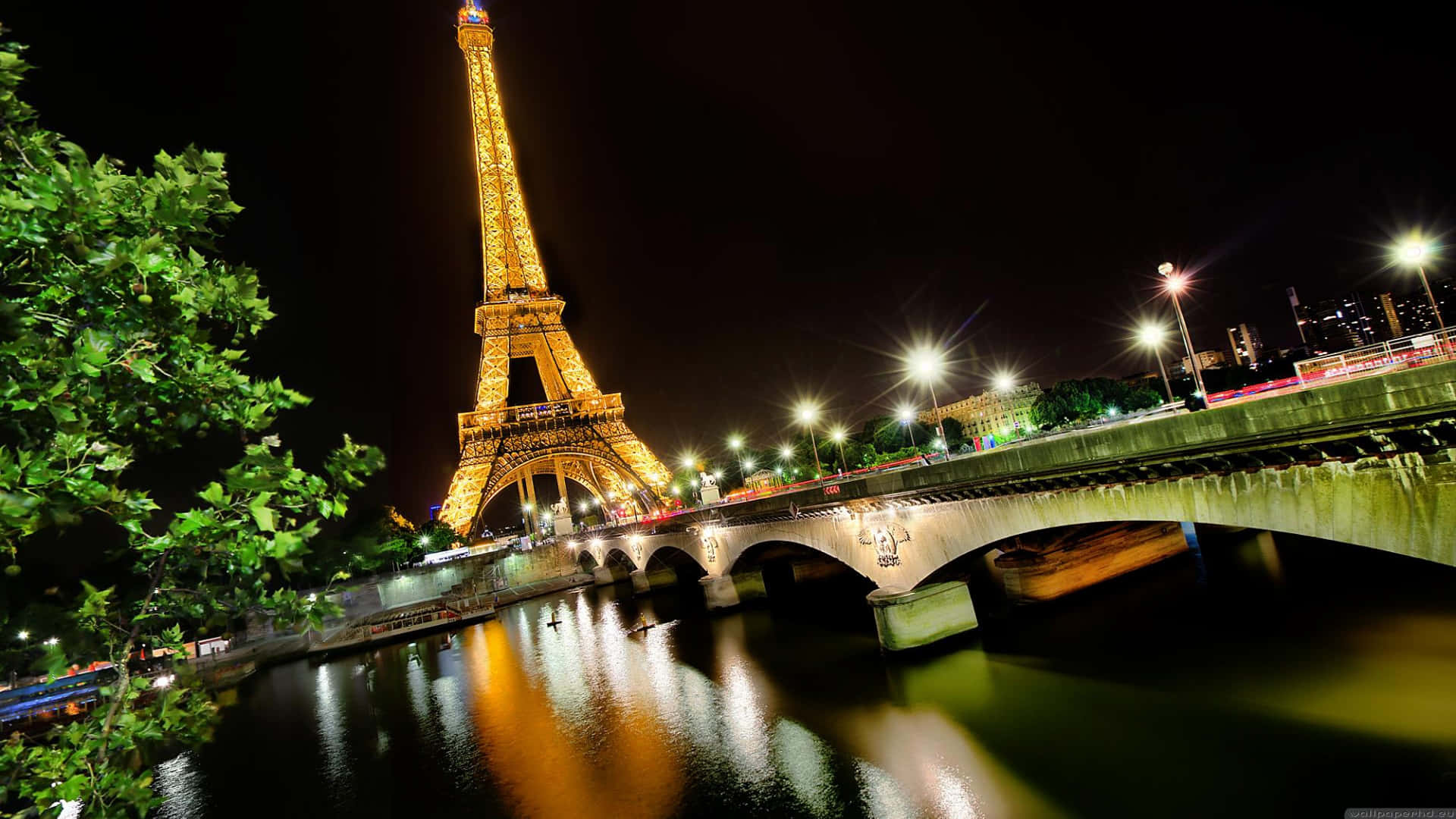 Bilddes Eiffelturms Am Fluss Bei Nacht.