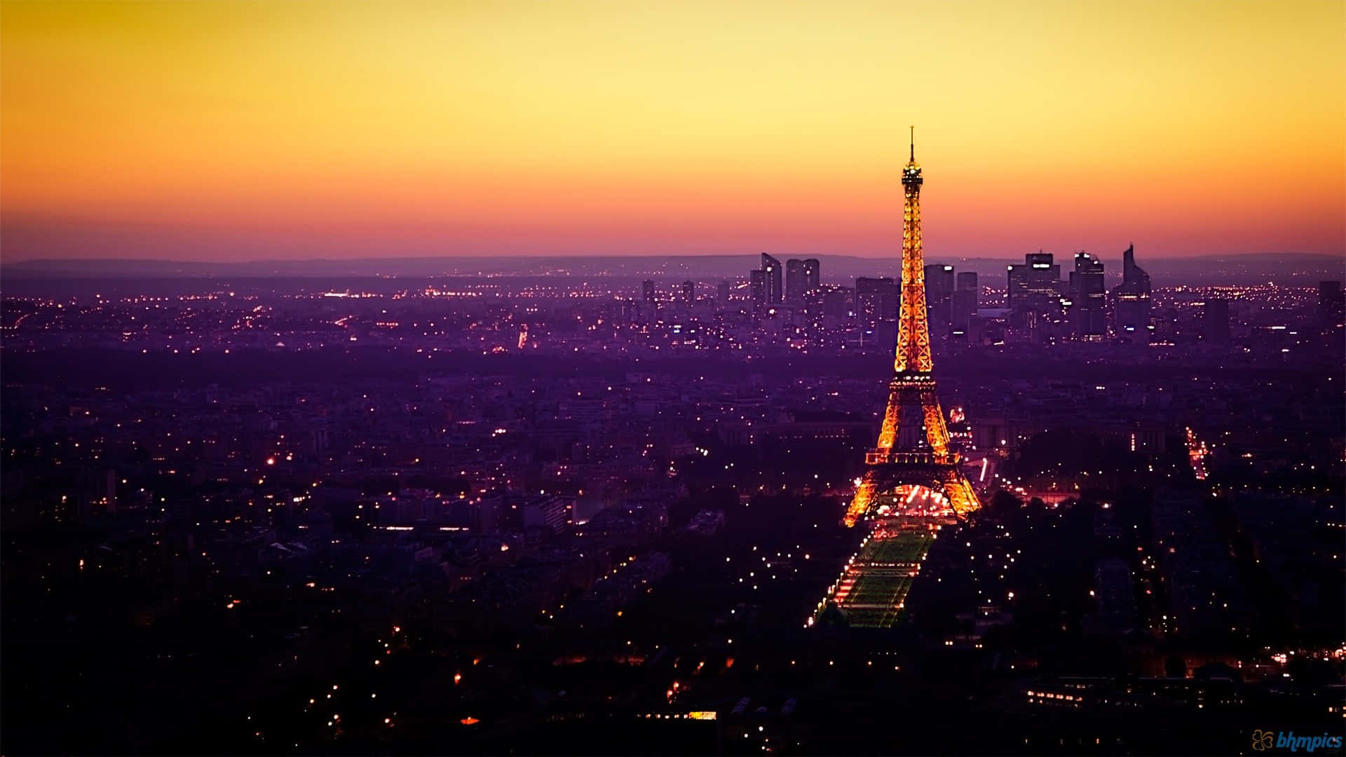 Hermosaimagen De La Torre Eiffel Bajo El Cielo Nocturno.