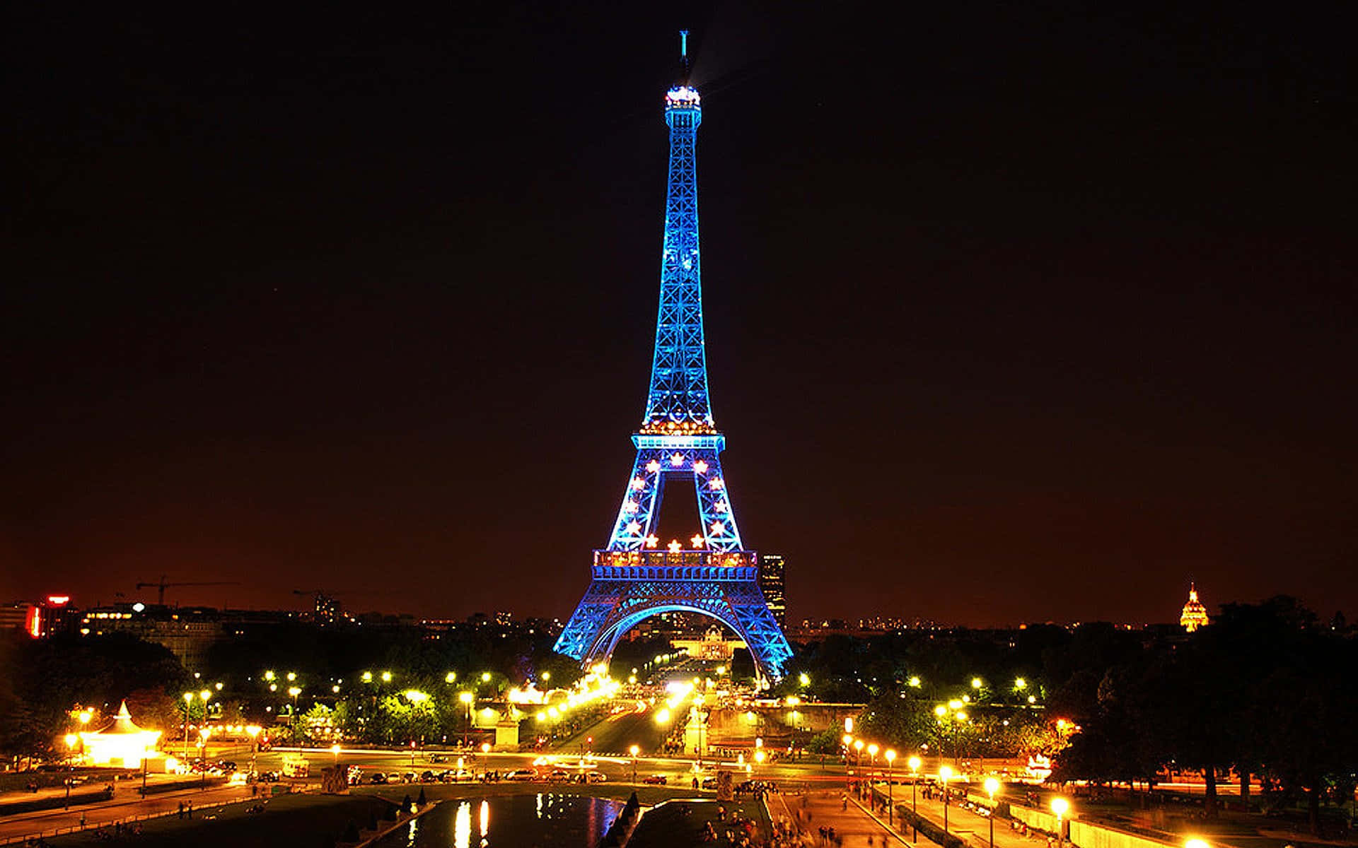 Imagende La Torre Eiffel Azul De Noche.