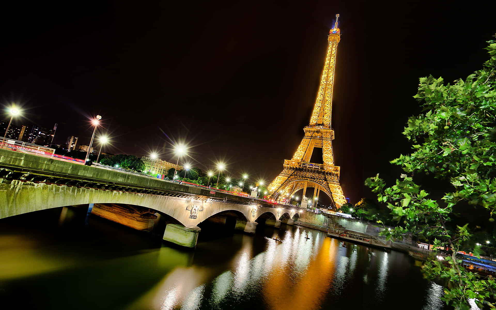 Fotodella Torre Eiffel Al Tramonto Con Uno Sfondo Spettacolare.