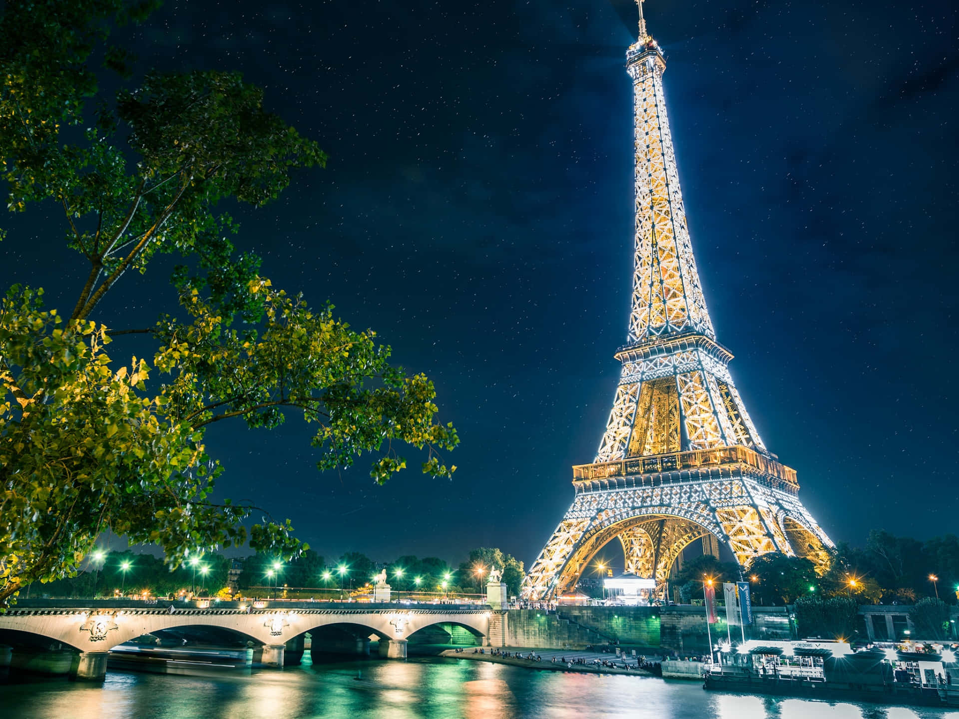 Eiffeltornetvid Floden På Natten Bild.