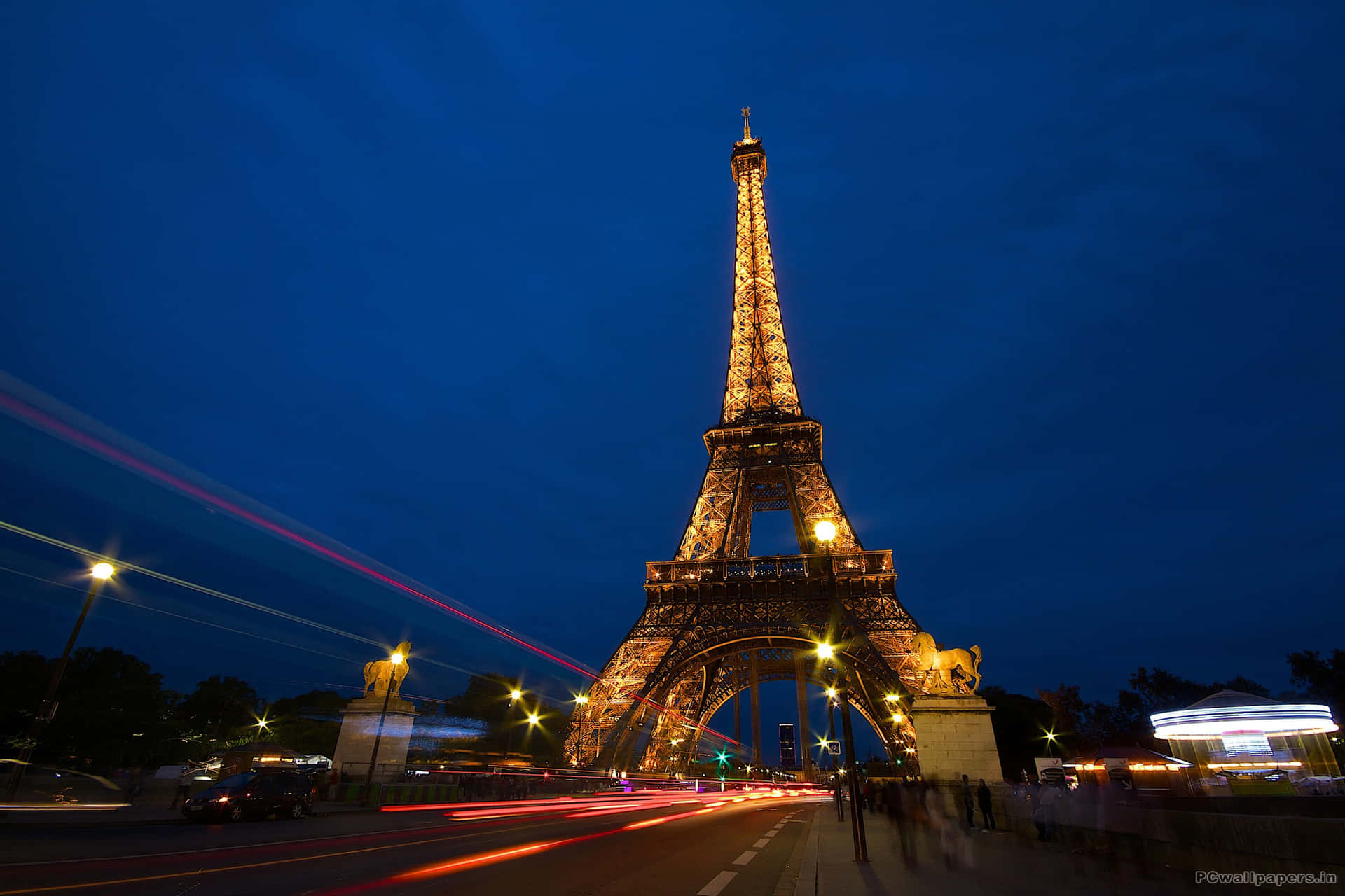 Imagende La Torre Eiffel De Noche En La Carretera