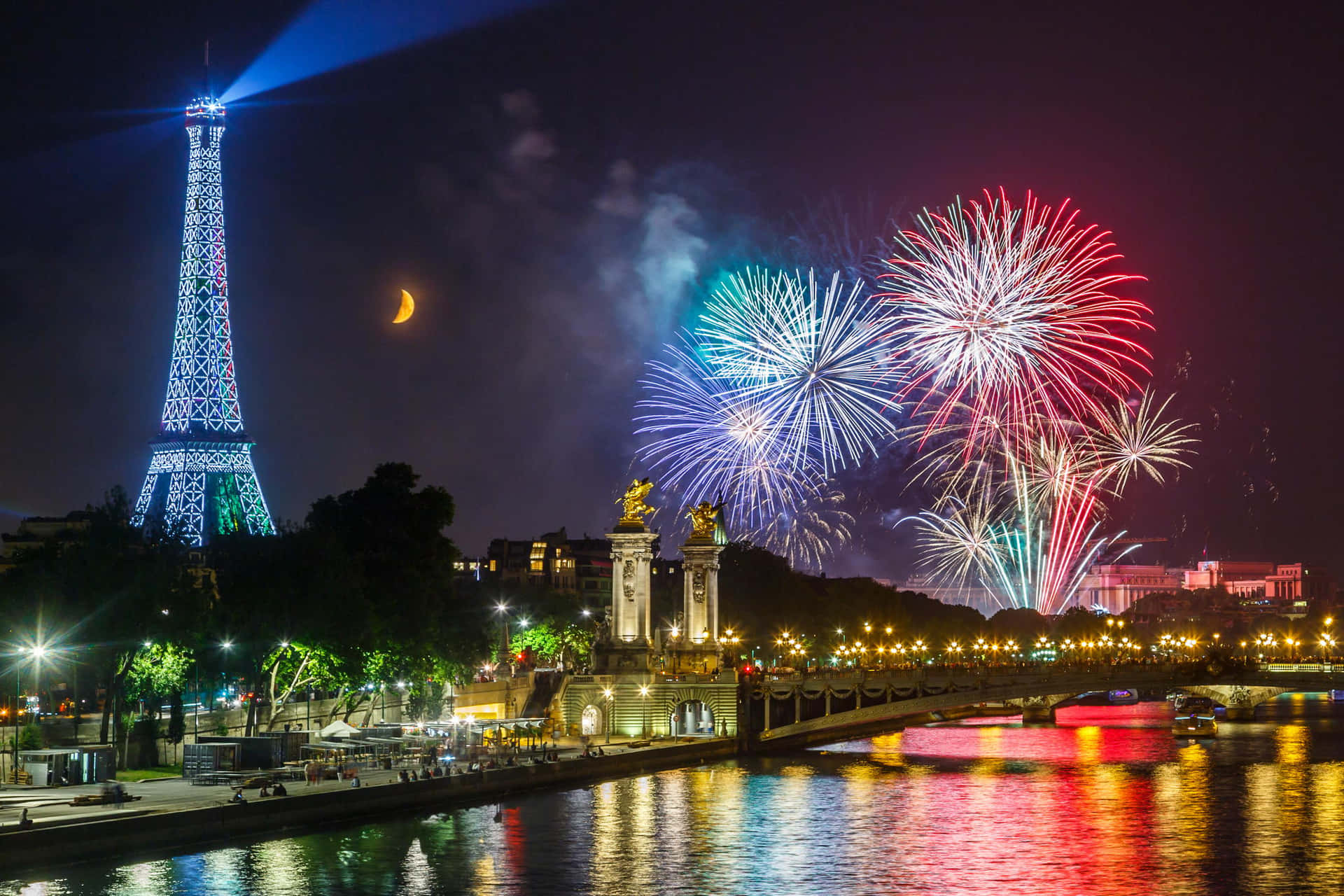 Imagende La Torre Eiffel Con Fuegos Artificiales Por La Noche