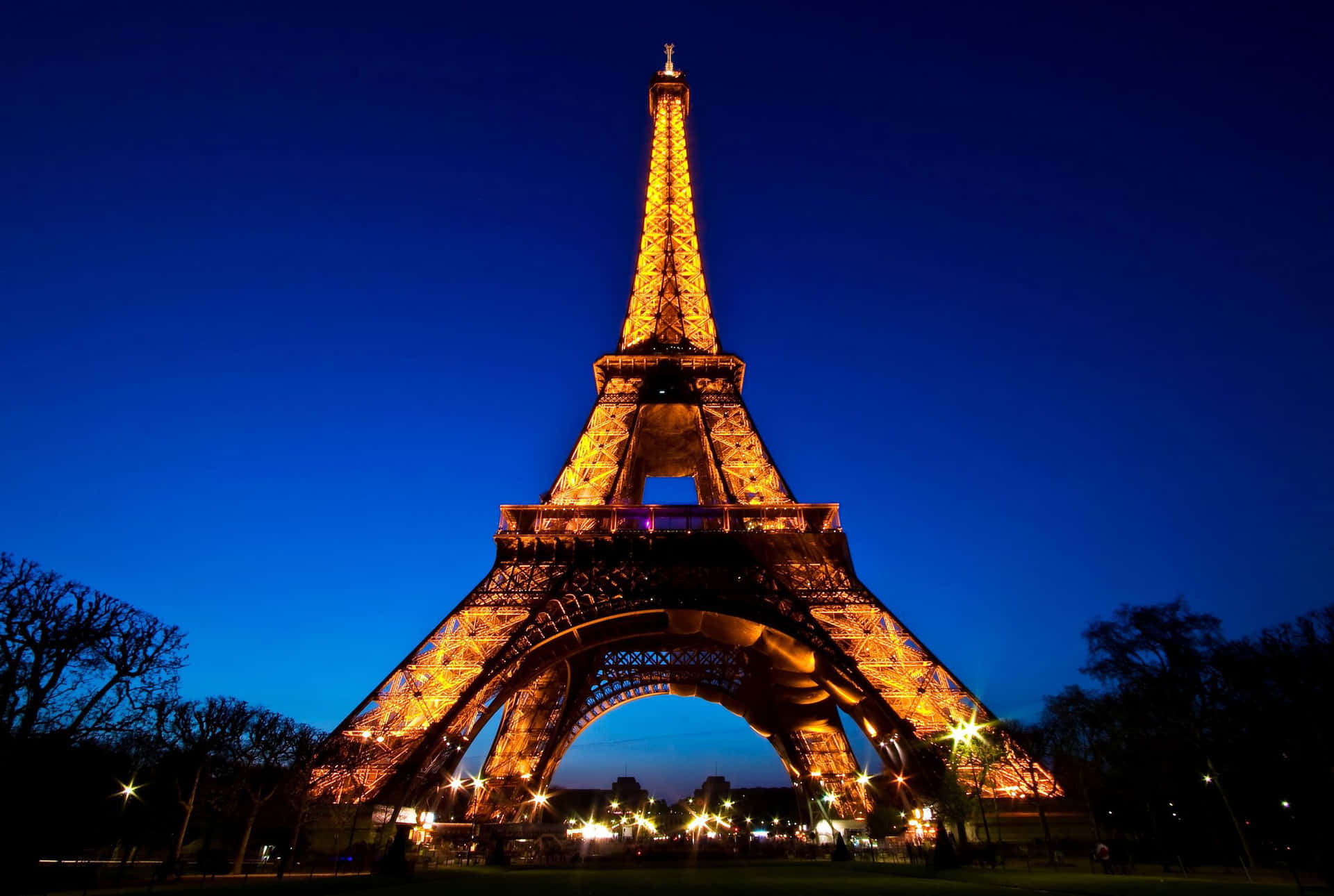 Högbild Av Eiffeltornet På Natten.