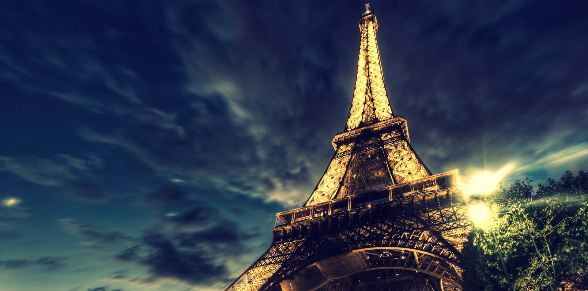 Paisagemda Torre Eiffel À Noite Em Imagem De Fundo Para Computador Ou Celular.