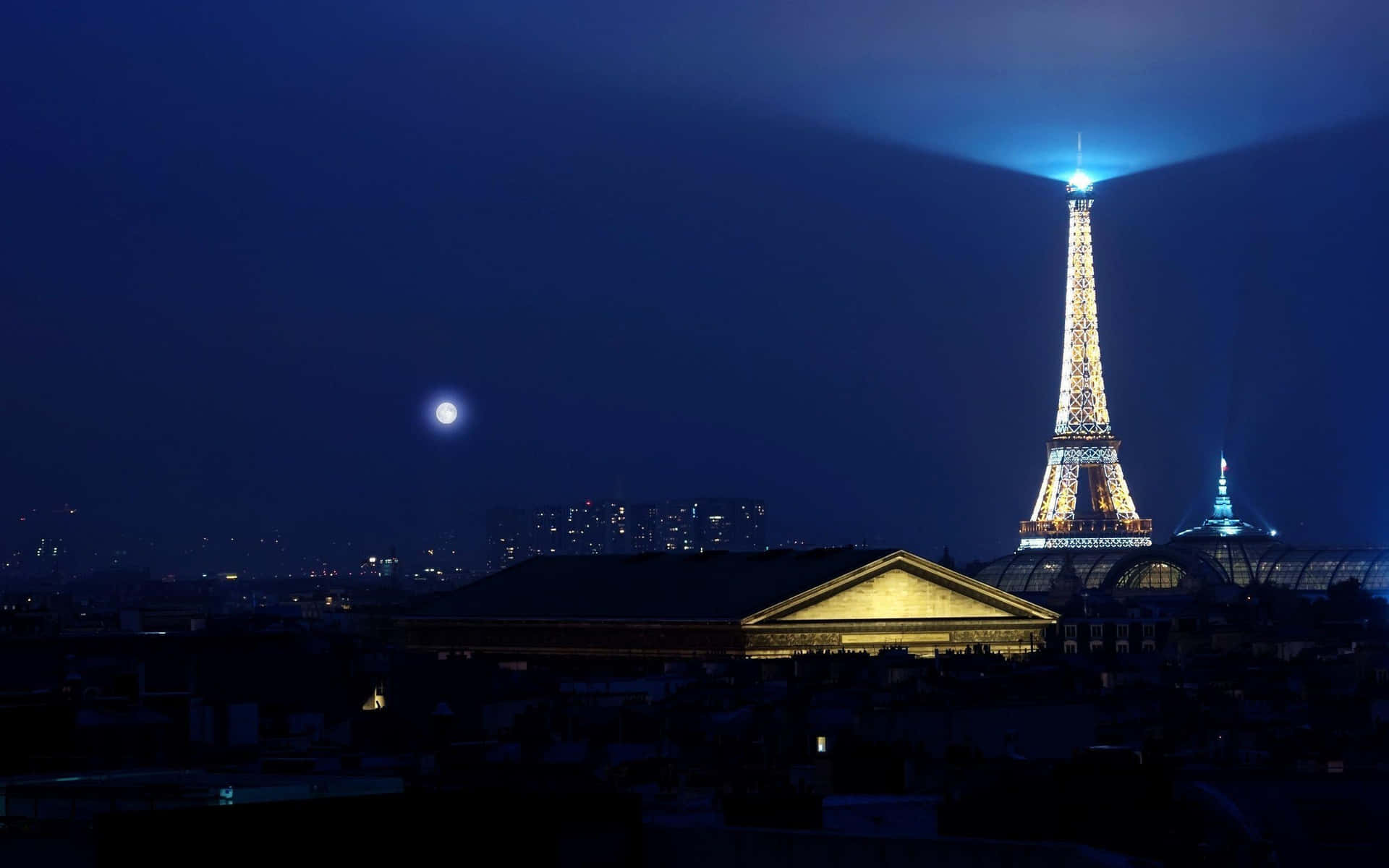 Immagineluminosa Della Torre Eiffel Di Notte