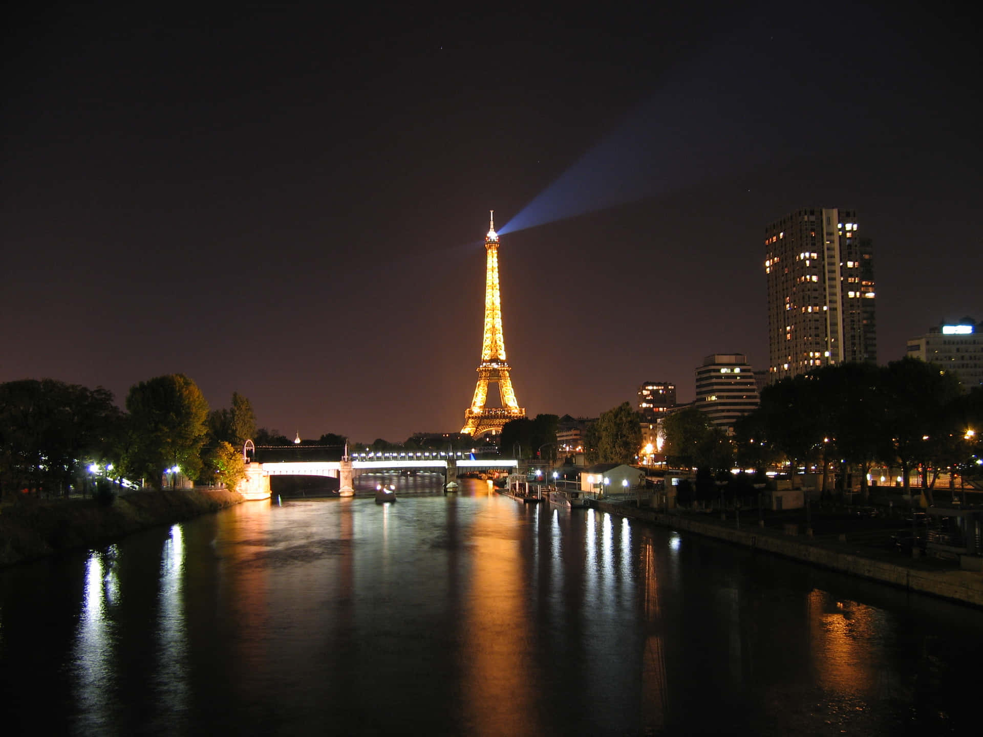 Immaginedella Torre Eiffel Di Notte In Francia.