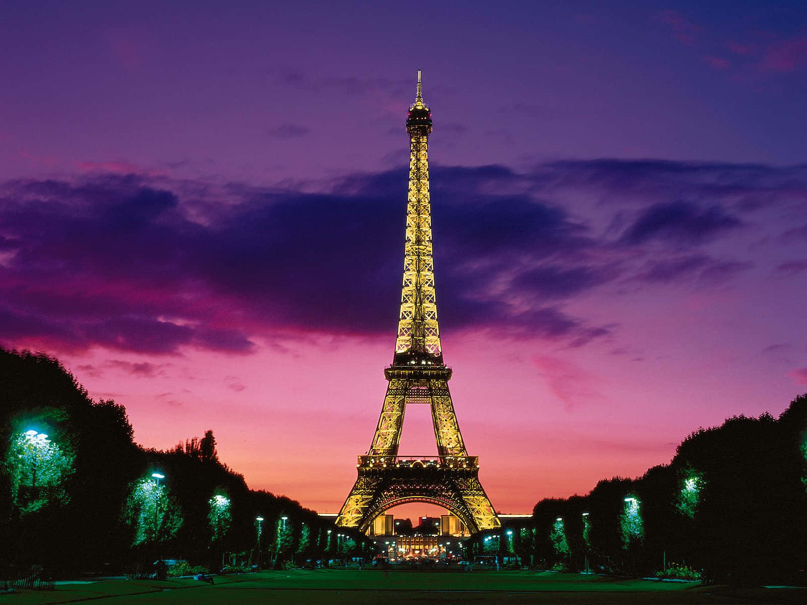 Eiffeltornetlyser Upp Vid Skymning.