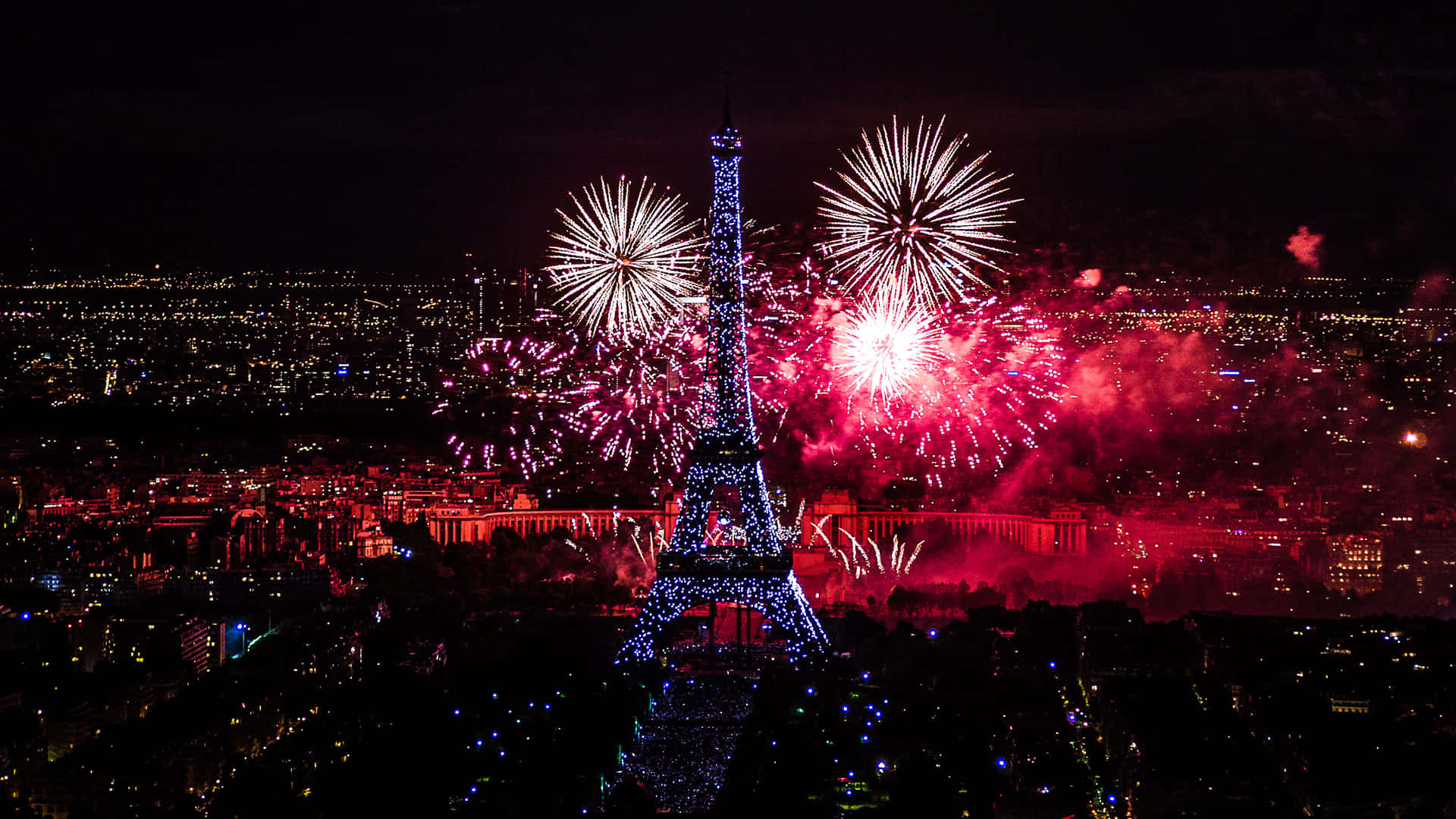 Immaginedella Torre Eiffel Di Notte Durante Una Celebrazione.