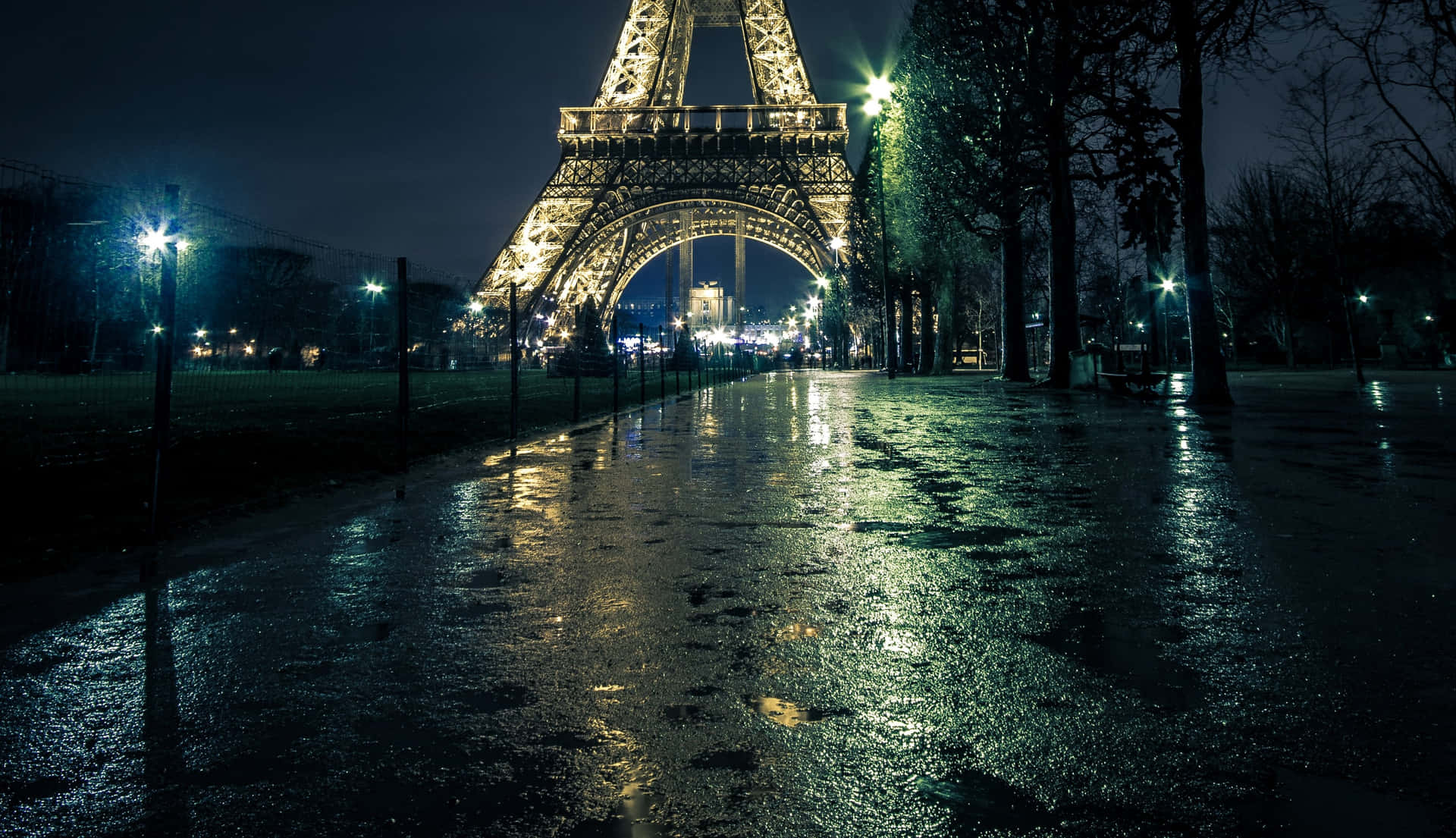 Imagende Torre Eiffel En La Calle Mojada Durante La Noche.