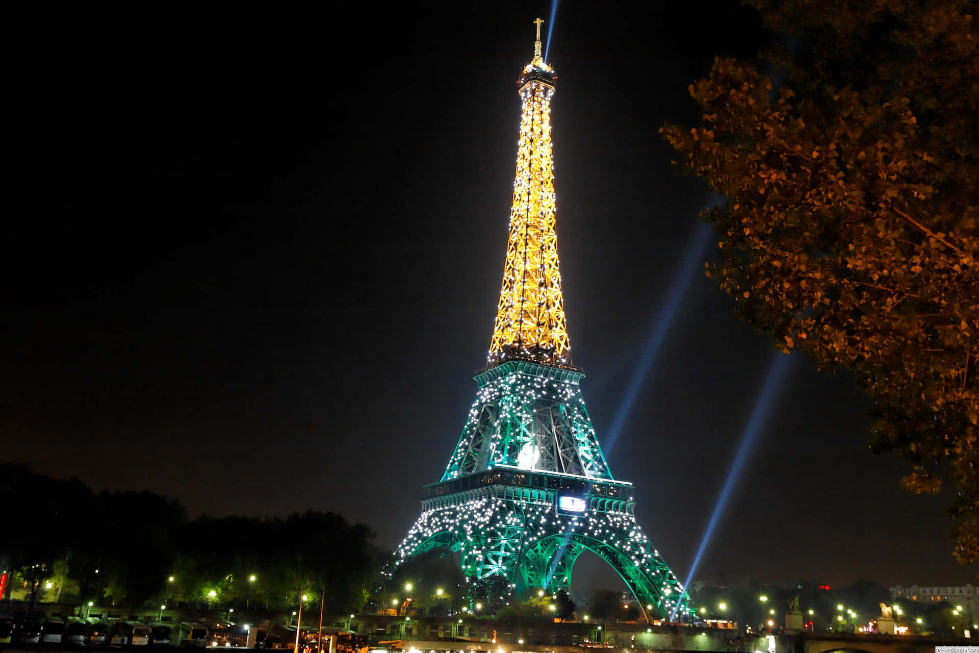 Imagende La Torre Eiffel Verde Durante La Noche.