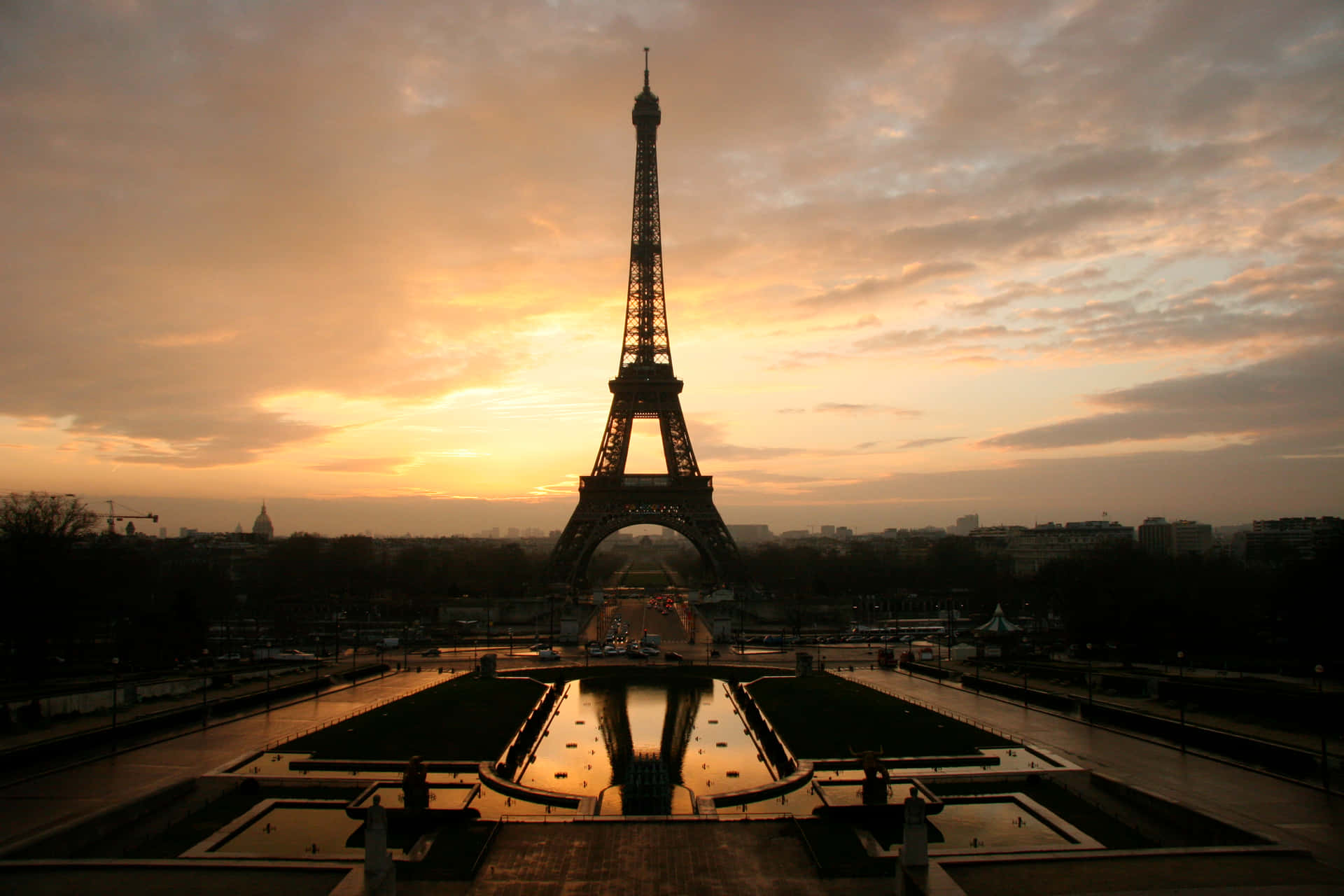 Eiffelturmbei Hellem Nachthimmel Bild