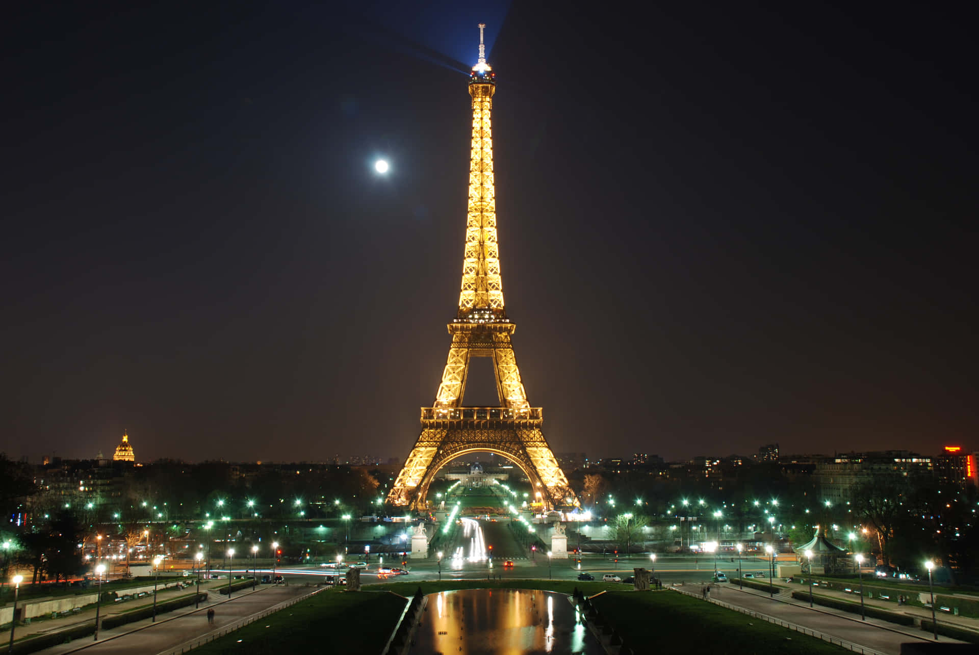 Imagende La Torre Eiffel Iluminada Por La Luz De La Luna Durante La Noche.