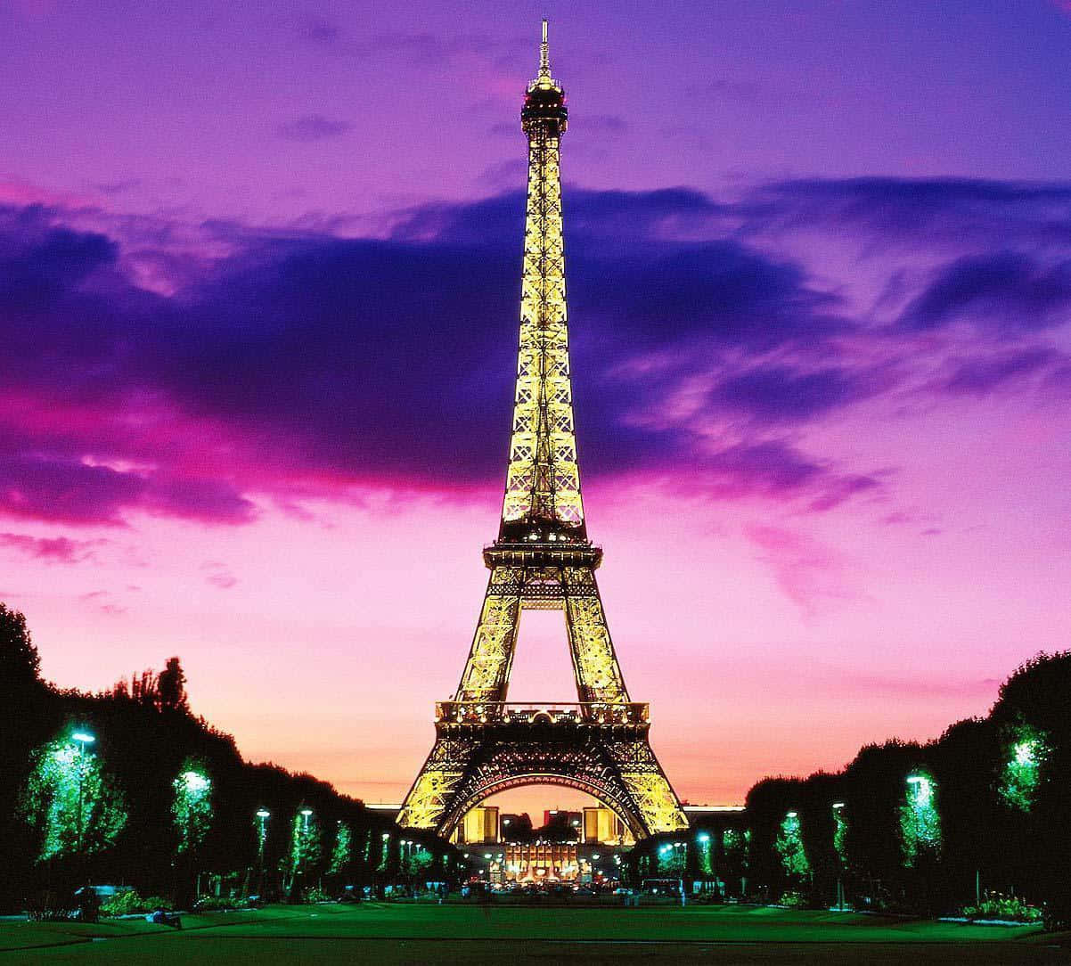 Imagende La Torre Eiffel De Noche Con Un Cielo Morado.