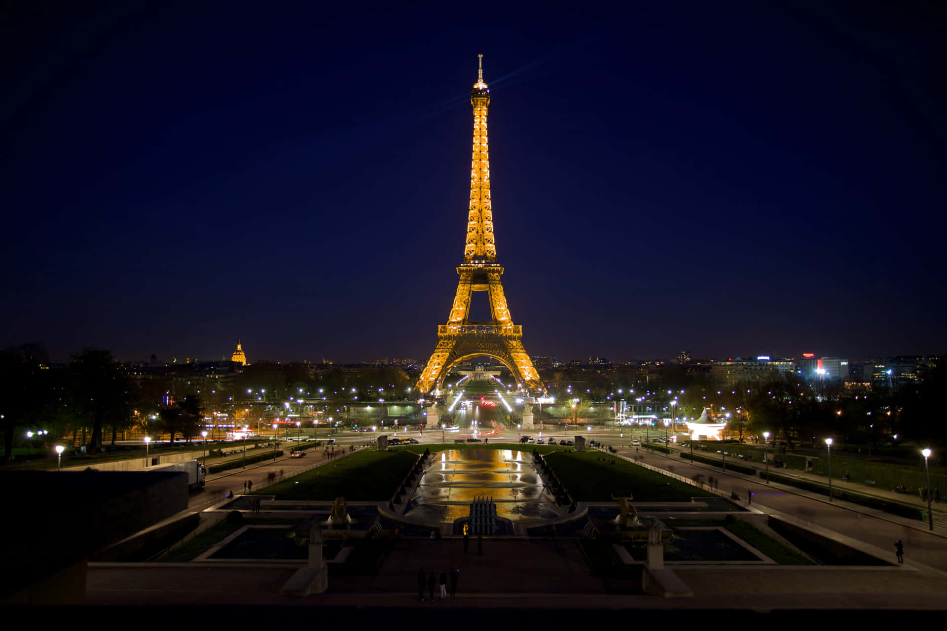 Beeindruckendesbild Vom Eiffelturm In Der Nacht