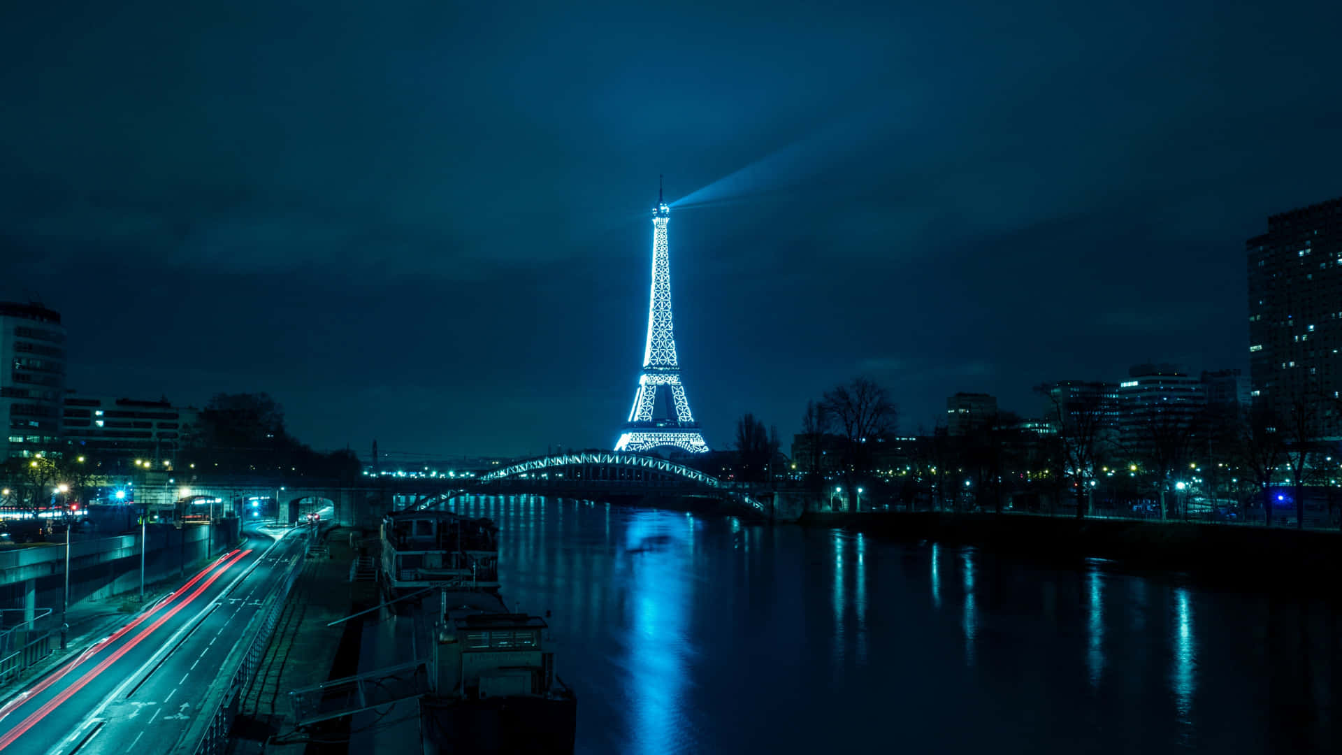 Eisigblaues Bild Des Eiffelturms Bei Nacht