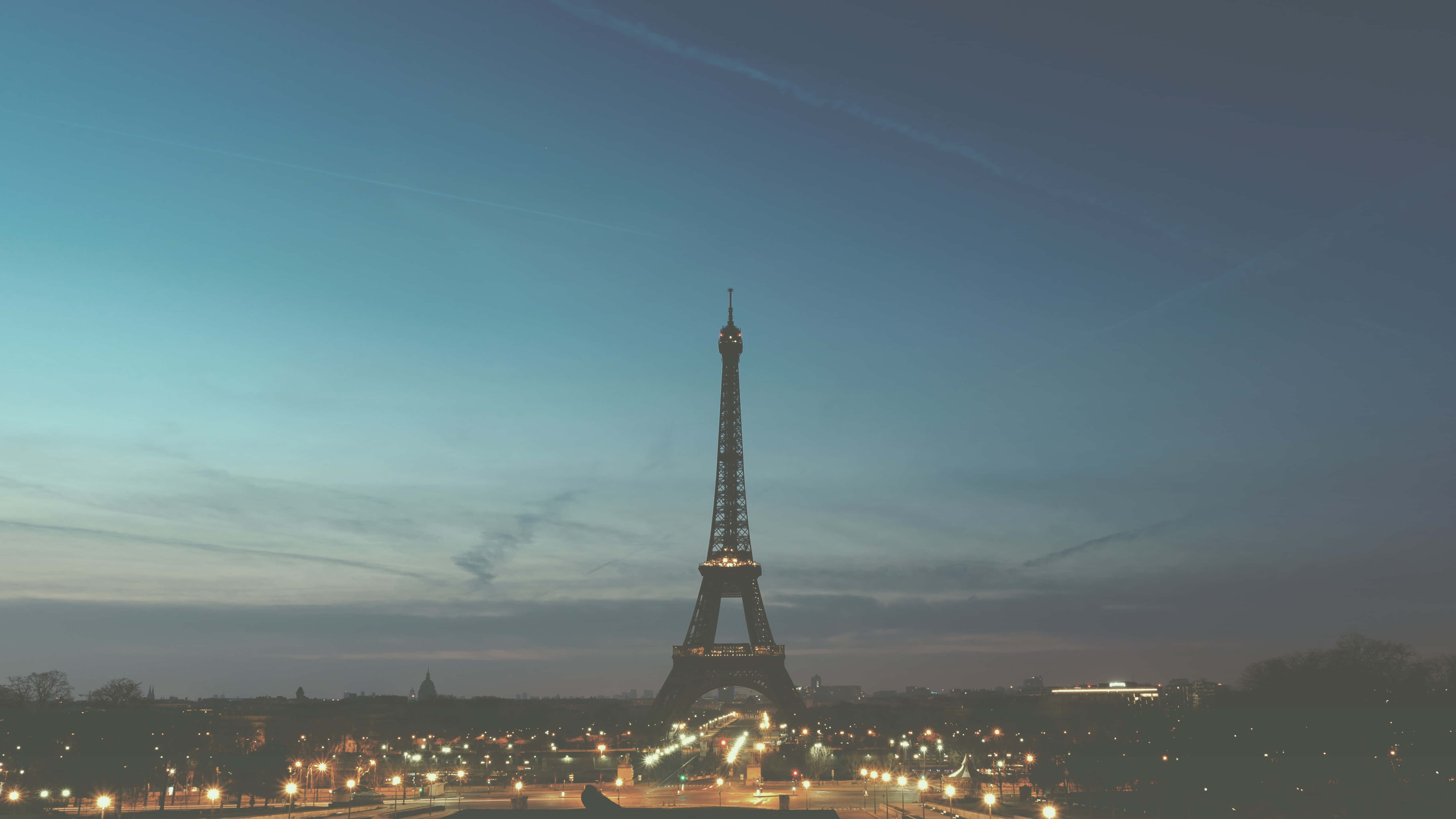 Parisupplyst Av Eiffeltornet På Natten