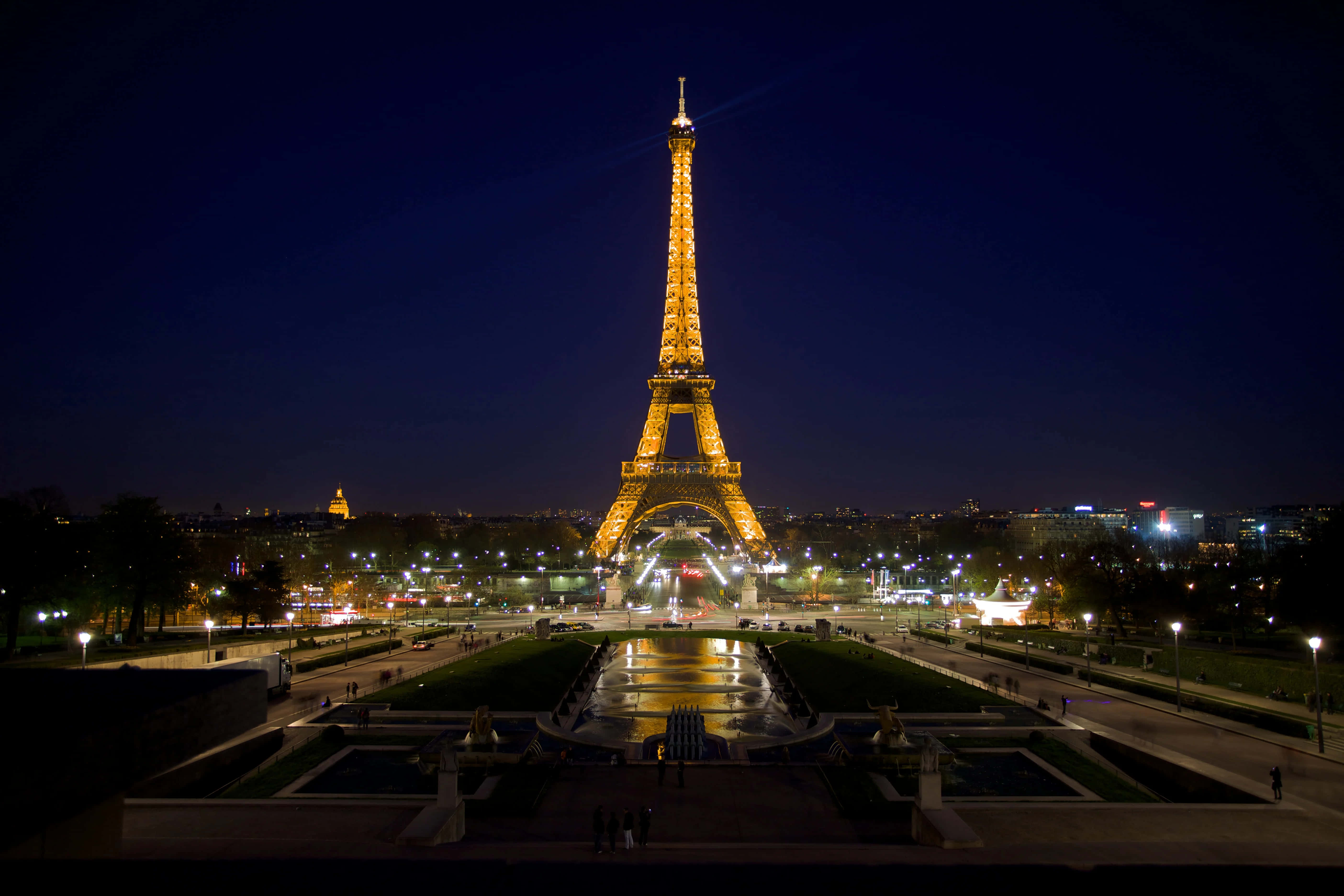 Ammirala Maestosità Della Torre Eiffel Di Notte.