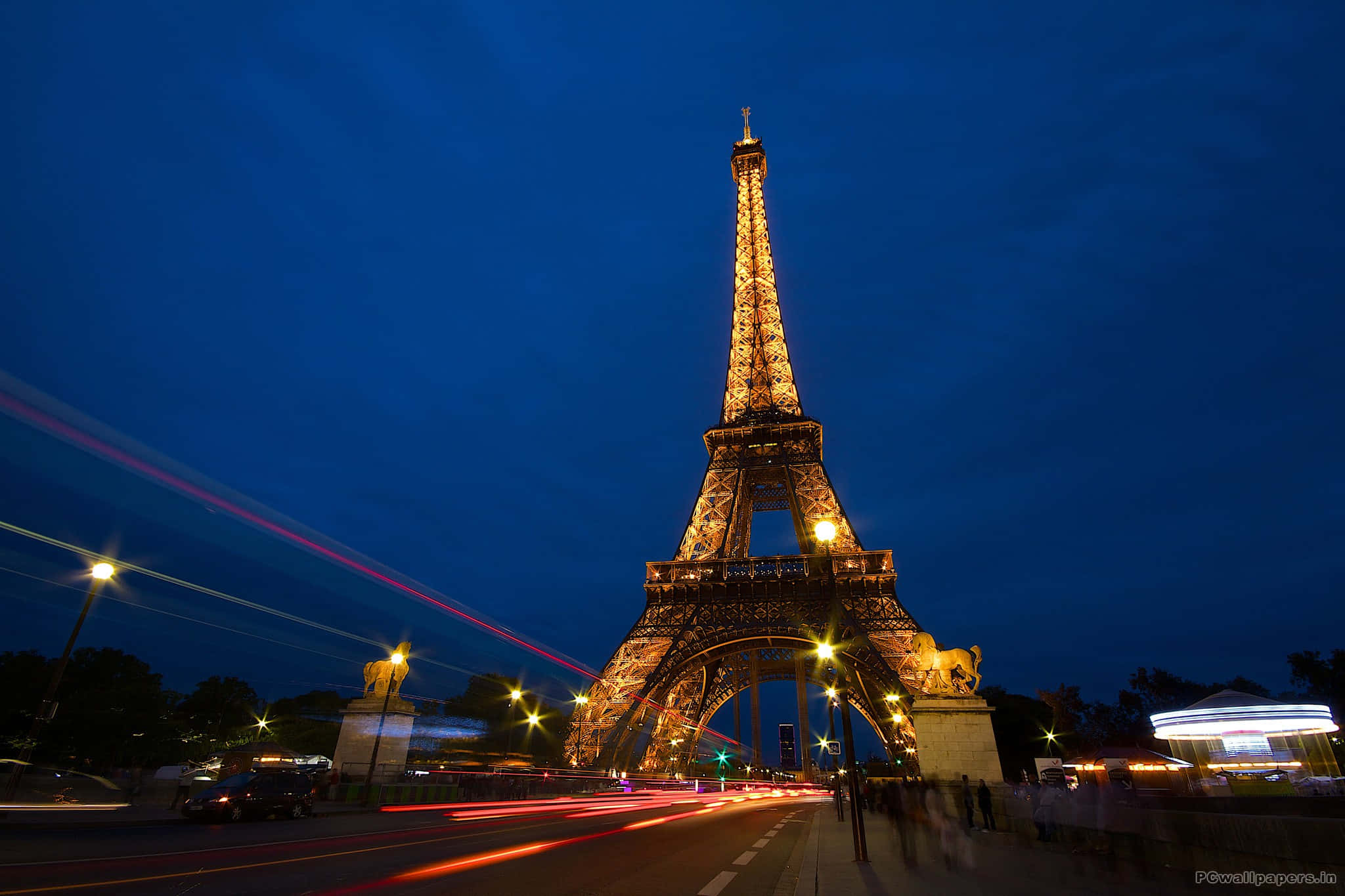 Besökerdu Paris? Gå Och Se Eiffeltornet På Natten!
