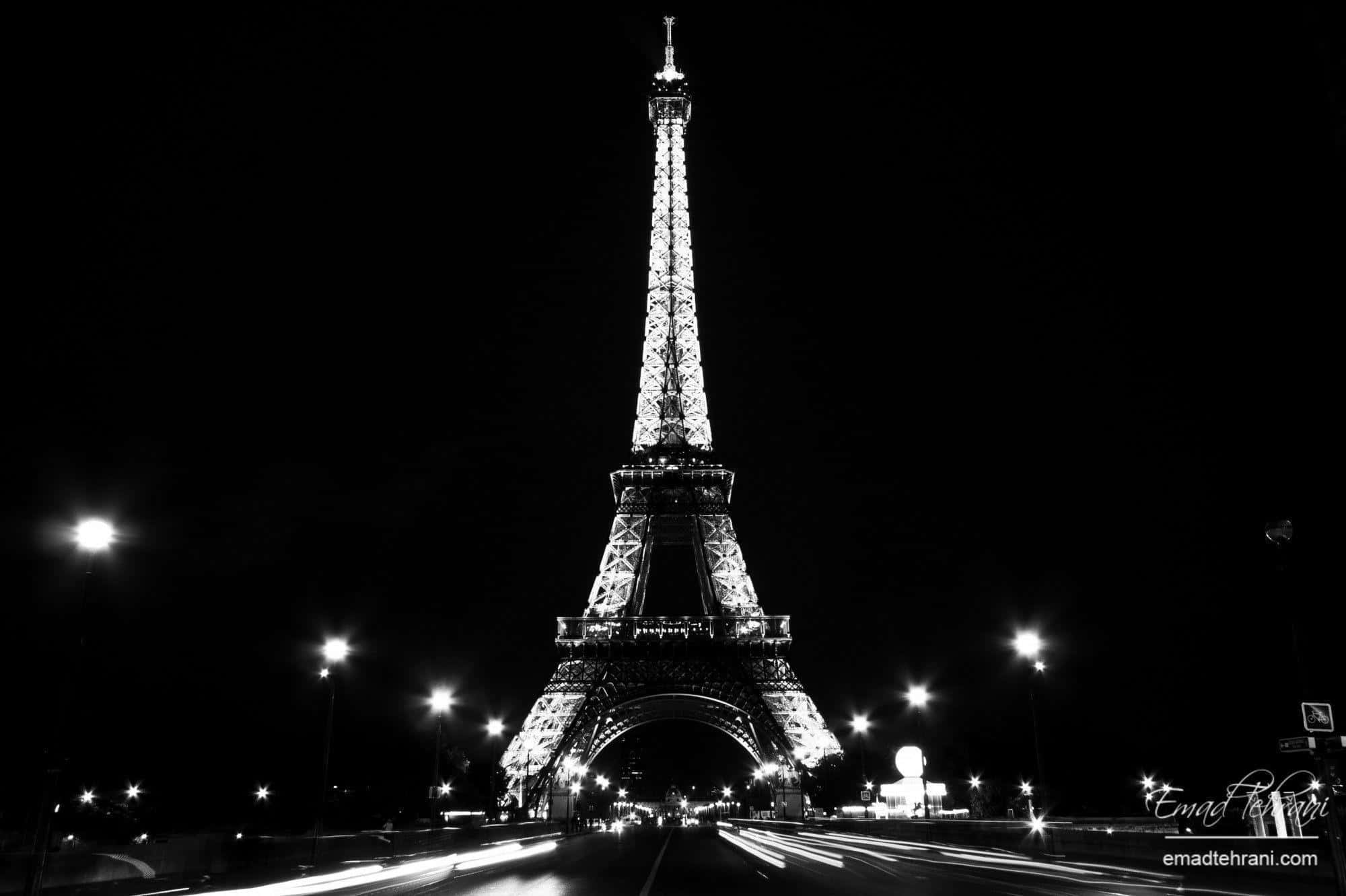 Imagende La Torre Eiffel En Blanco Y Negro De Noche.