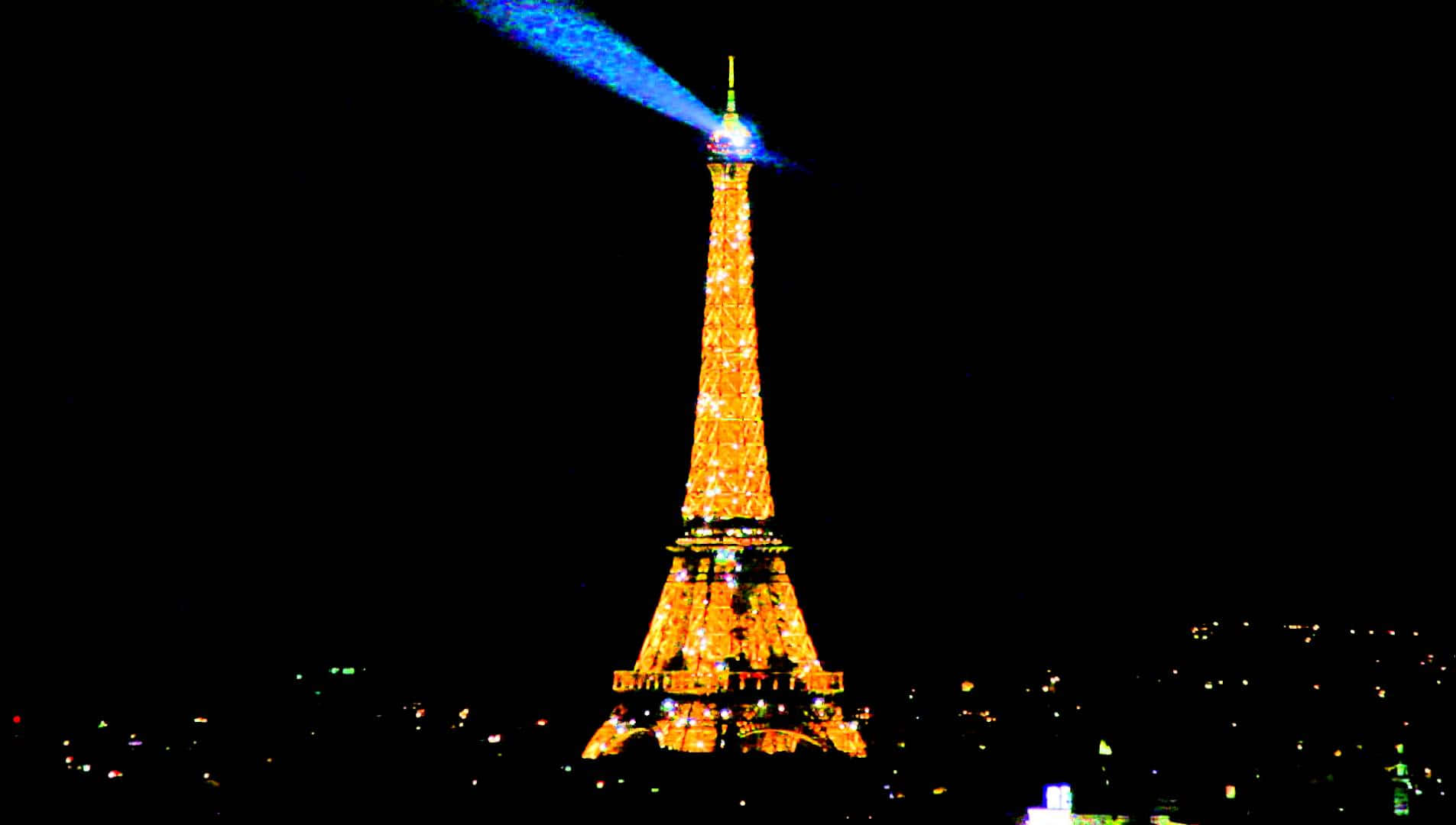Imagende La Torre Eiffel De Noche Con Luz De Antorchas.