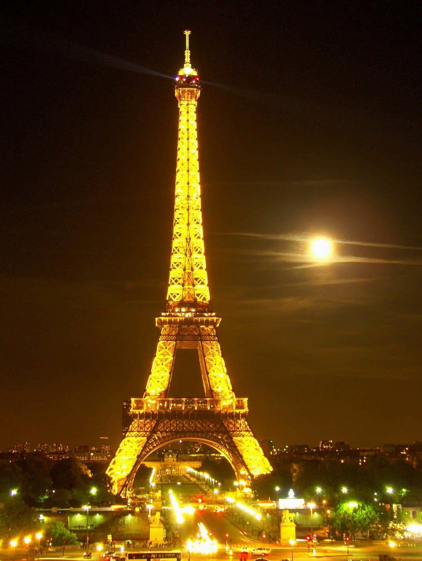 Förundrasöver De Magiska Ljusen Från Eiffeltornet På Natten.