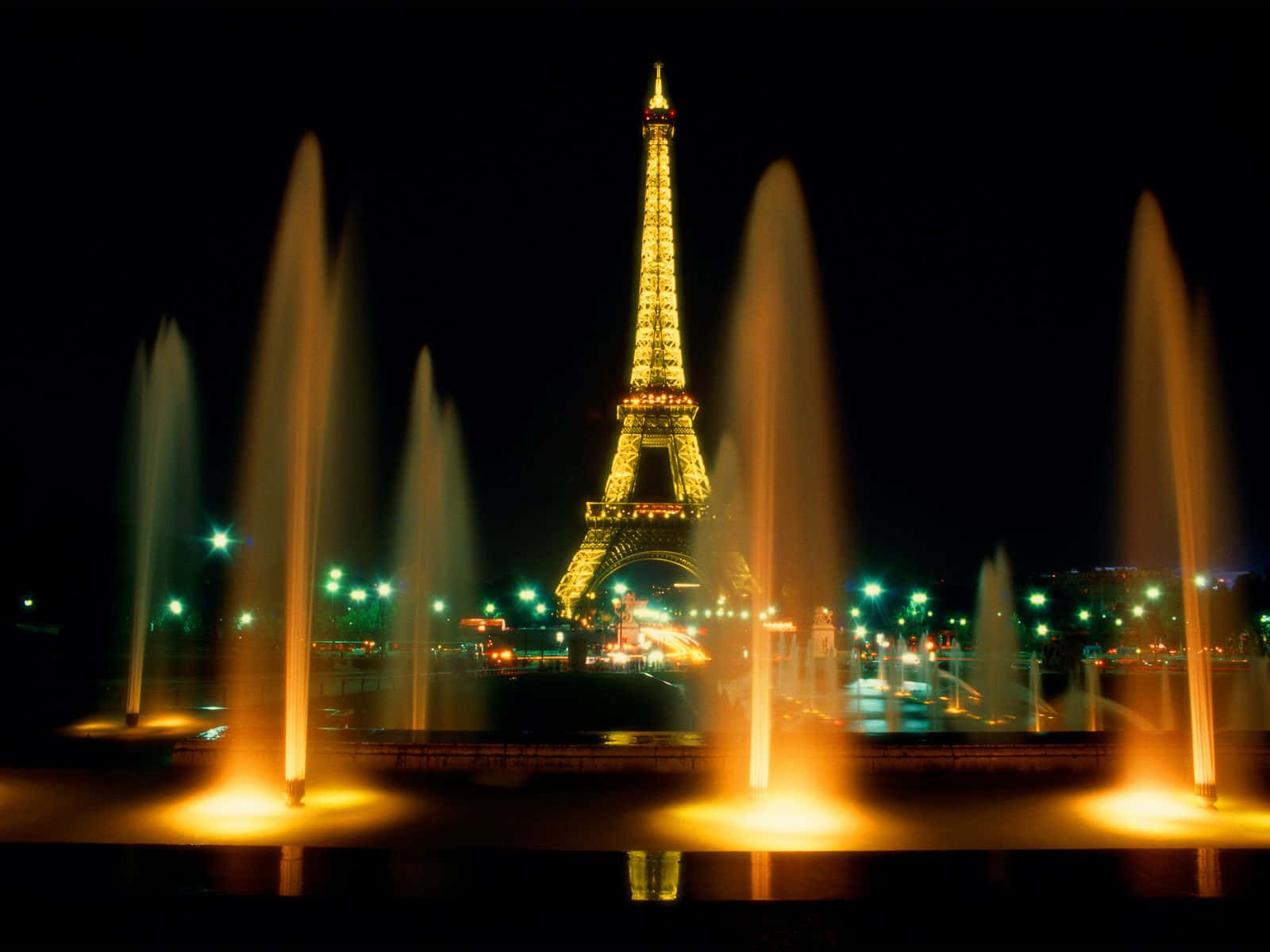 Imagenincreíble De La Torre Eiffel De Noche Con Fuentes