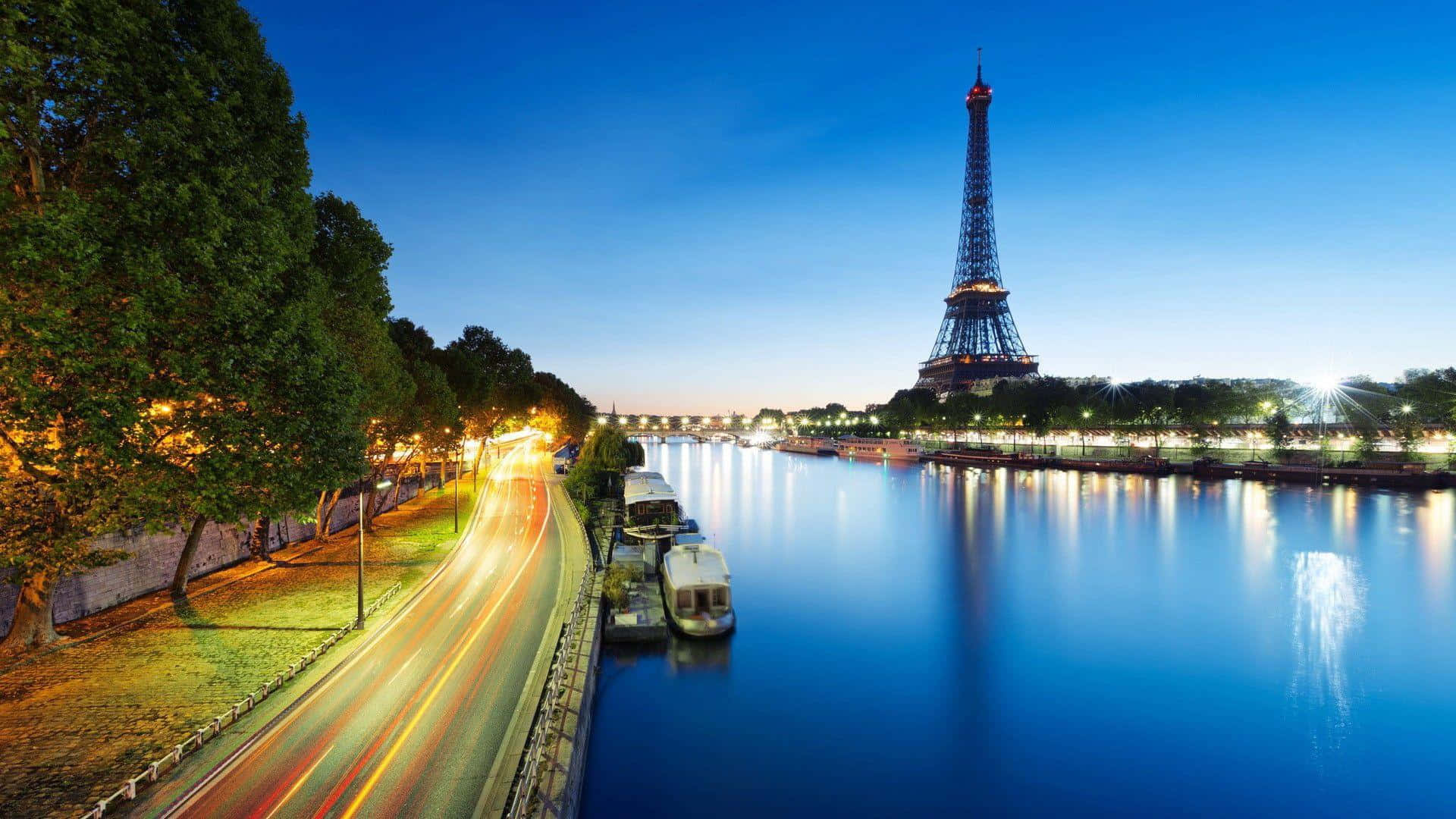 Enflod Med Biler, Der Kører Langs Den Og Eiffeltårnet