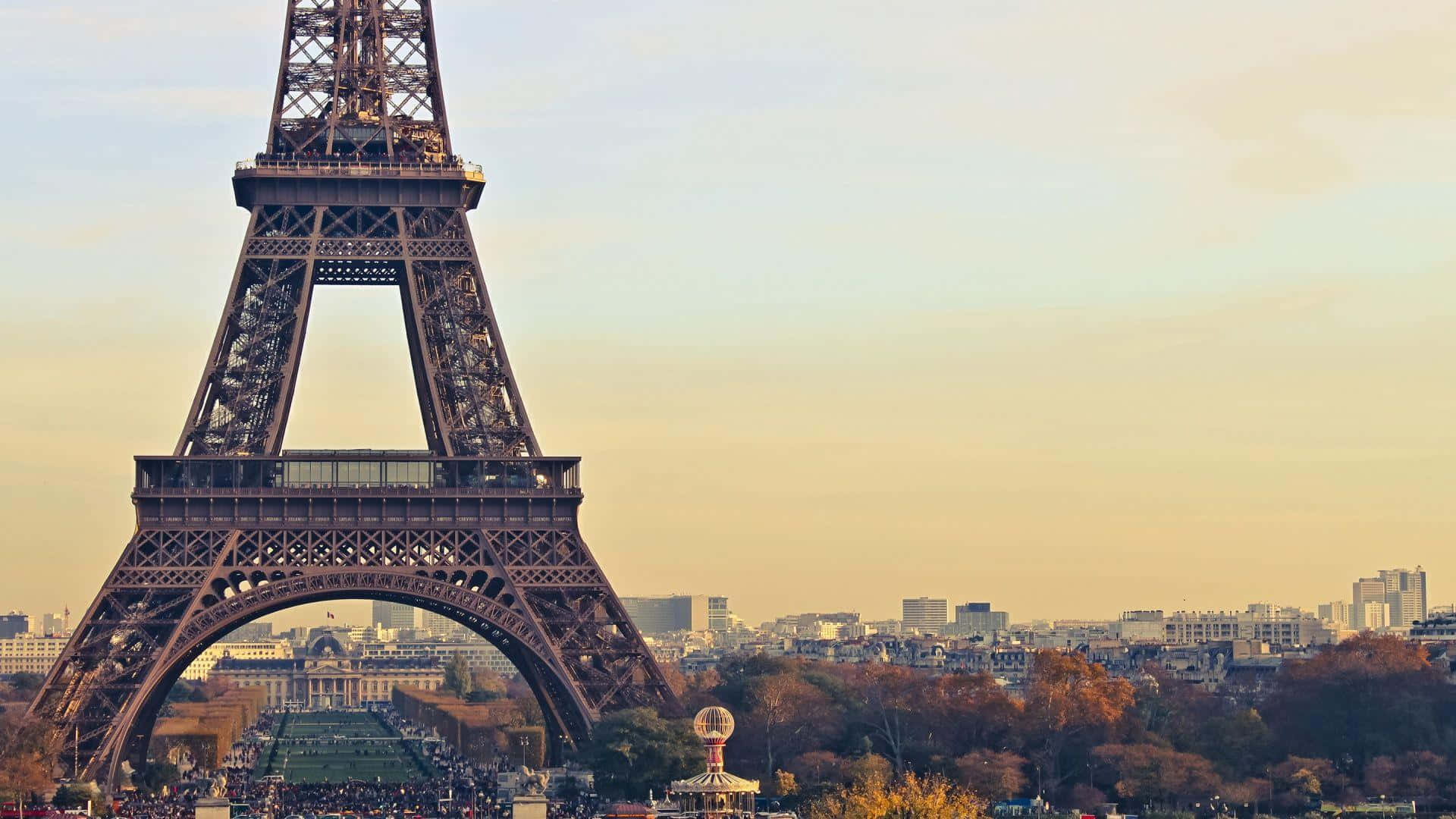 Laicónica Torre Eiffel Contra Un Deslumbrante Horizonte De París.