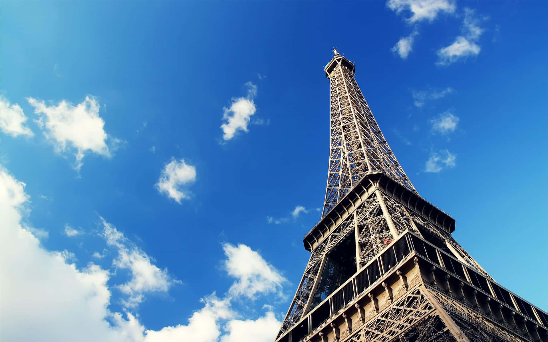 Laiconica Torre Eiffel Illumina Il Cielo