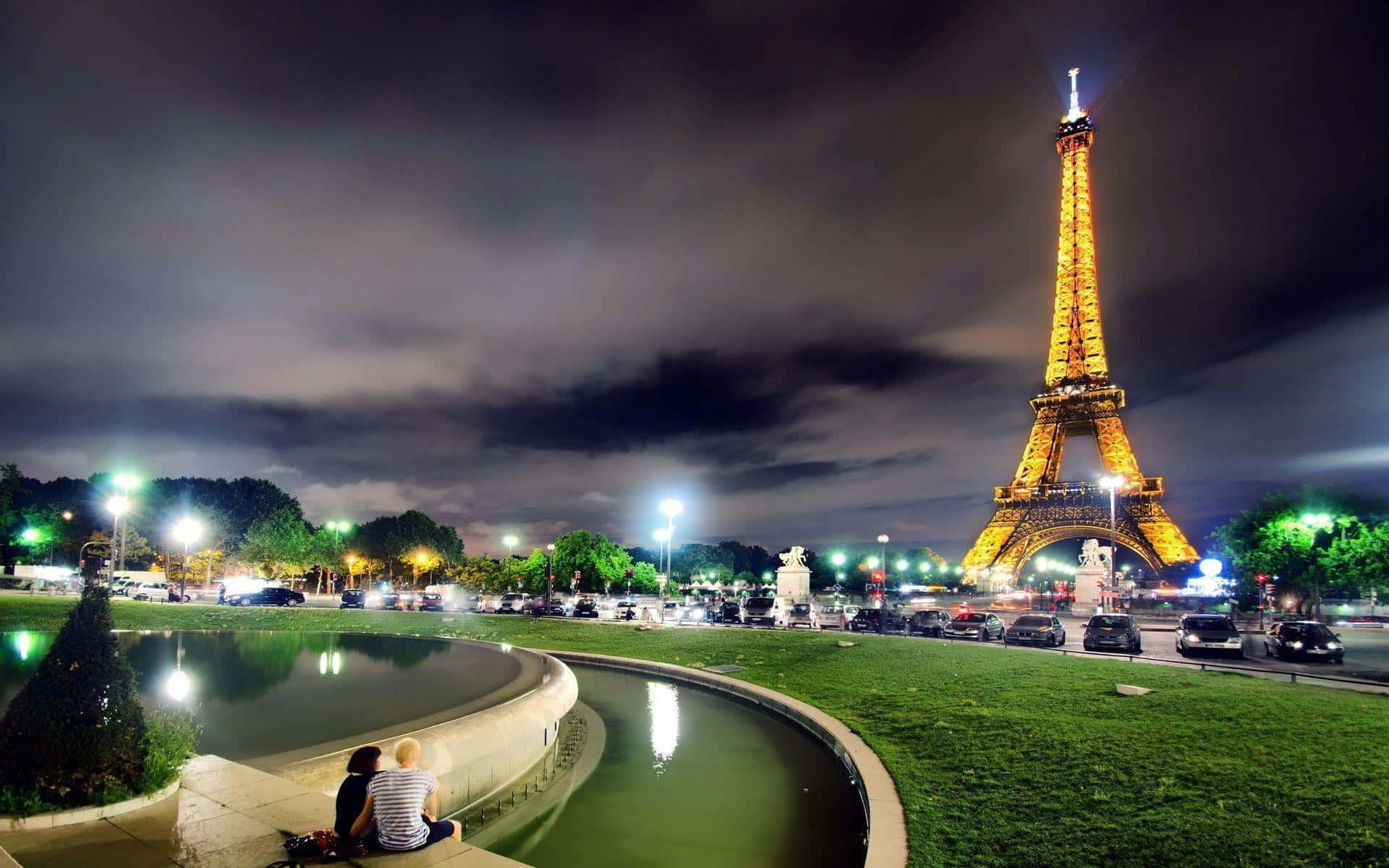 Disfrutandode La Icónica Vista De La Torre Eiffel En París