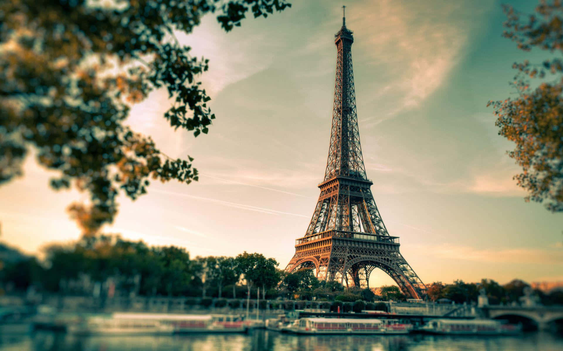 Eiffeltornetses I Bakgrunden Av En Flod.