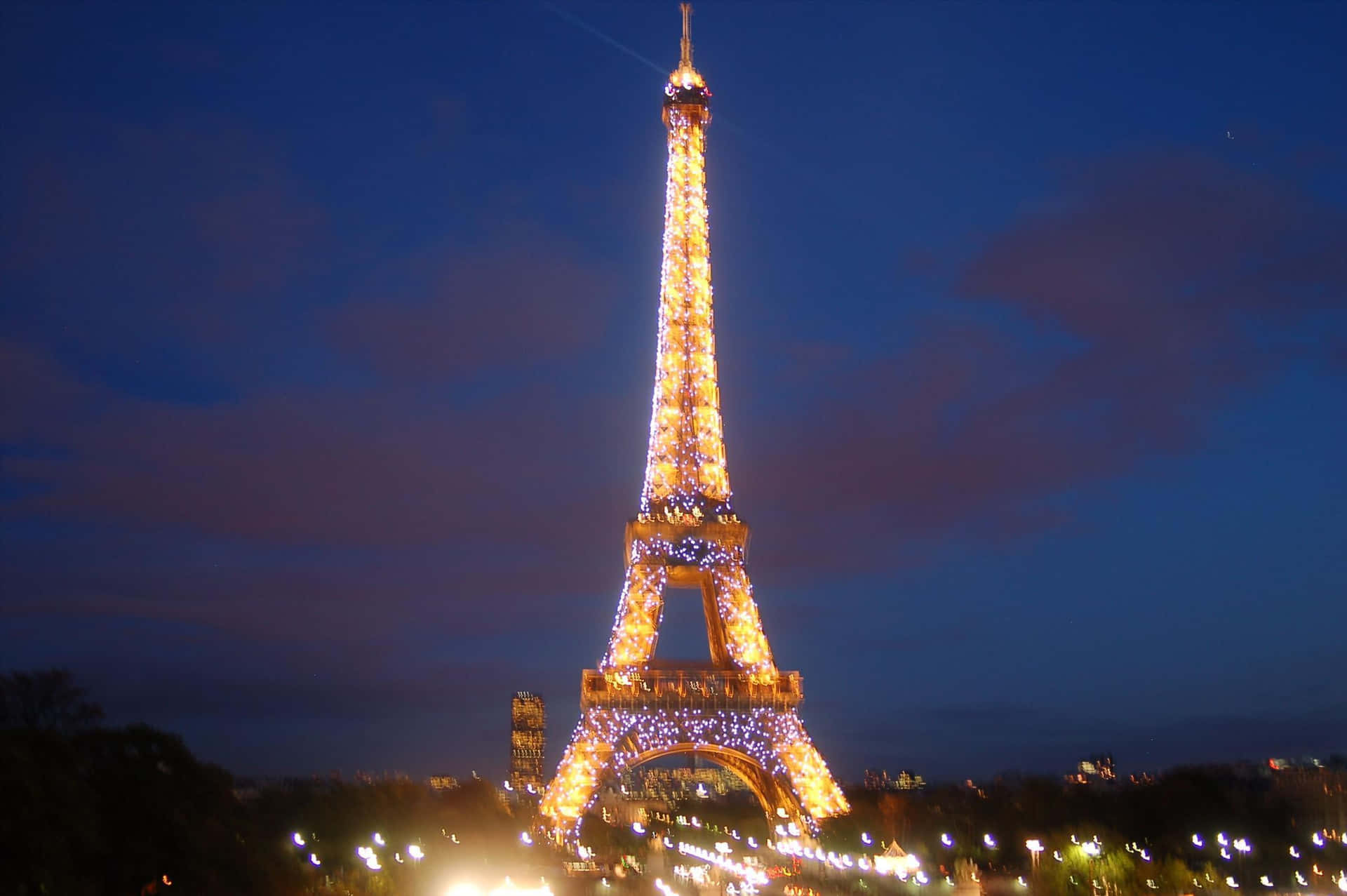 Paris,stad Av Ljus: Eiffeltornet